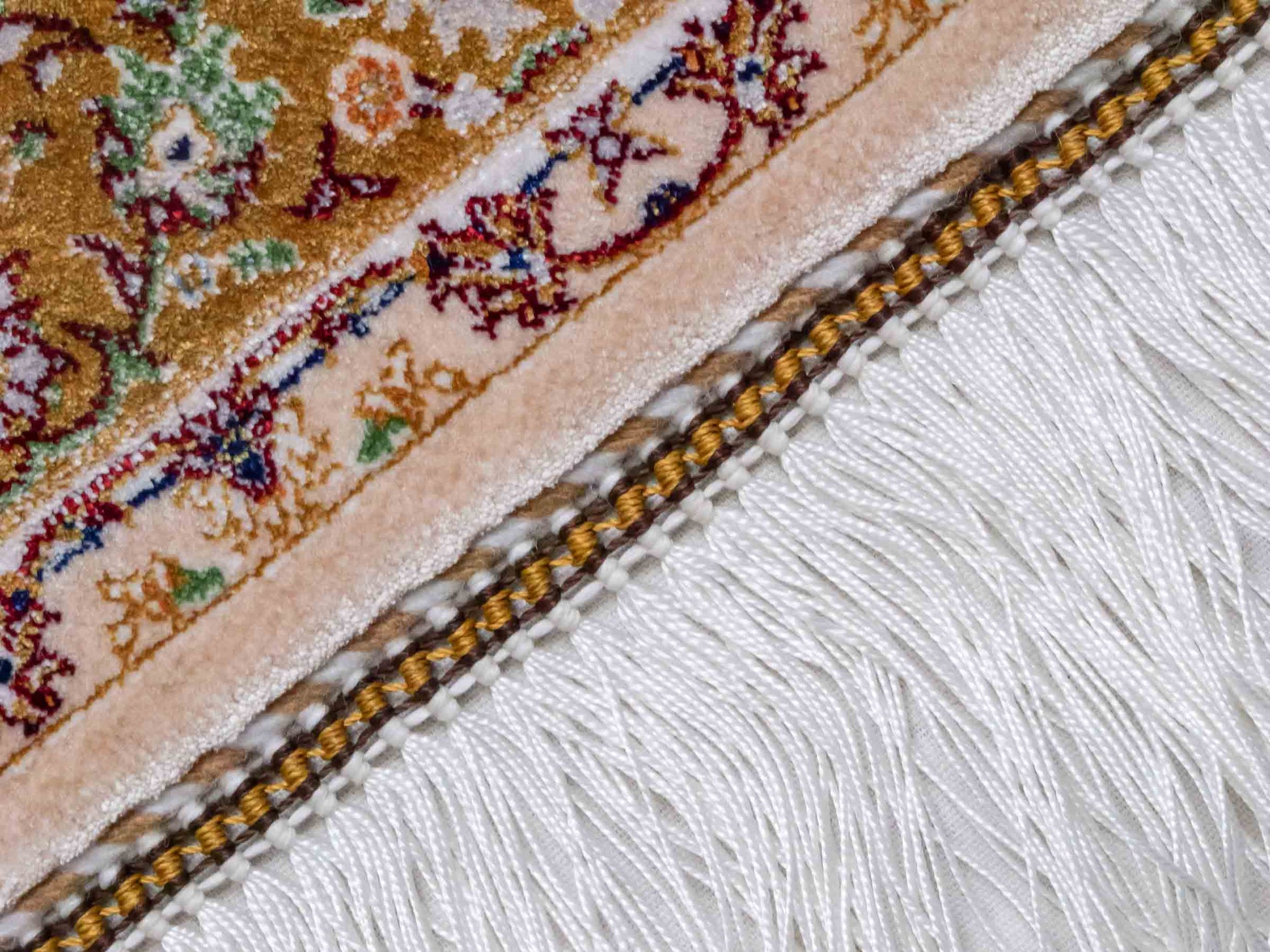 Ghom Maschinenteppich "Arshiyan" 55 x 37 cm aus pflanzlicher Seide (Viskose) mit Allover-Design, Beige. Teppichnummer: V11BG020H. Persian Luxury Collection by Khademi. Made in Iran / Persia – Vertrieb durch JUPITER Intl.