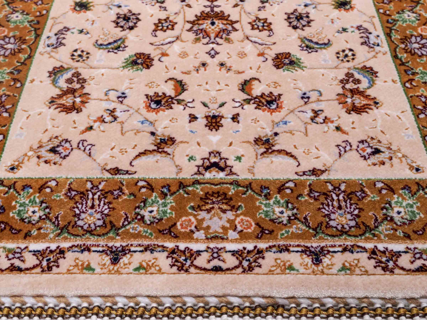 Ghom Maschinenteppich "Arshiyan" 55 x 37 cm aus pflanzlicher Seide (Viskose) mit Allover-Design, Beige. Teppichnummer: V11BG020H. Persian Luxury Collection by Khademi. Made in Iran / Persia – Vertrieb durch JUPITER Intl.