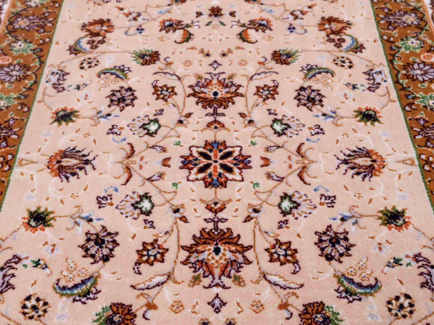 Ghom Maschinenteppich "Arshiyan" 55 x 37 cm aus pflanzlicher Seide (Viskose) mit Allover-Design, Beige. Teppichnummer: V11BG020H. Persian Luxury Collection by Khademi. Made in Iran / Persia – Vertrieb durch JUPITER Intl.