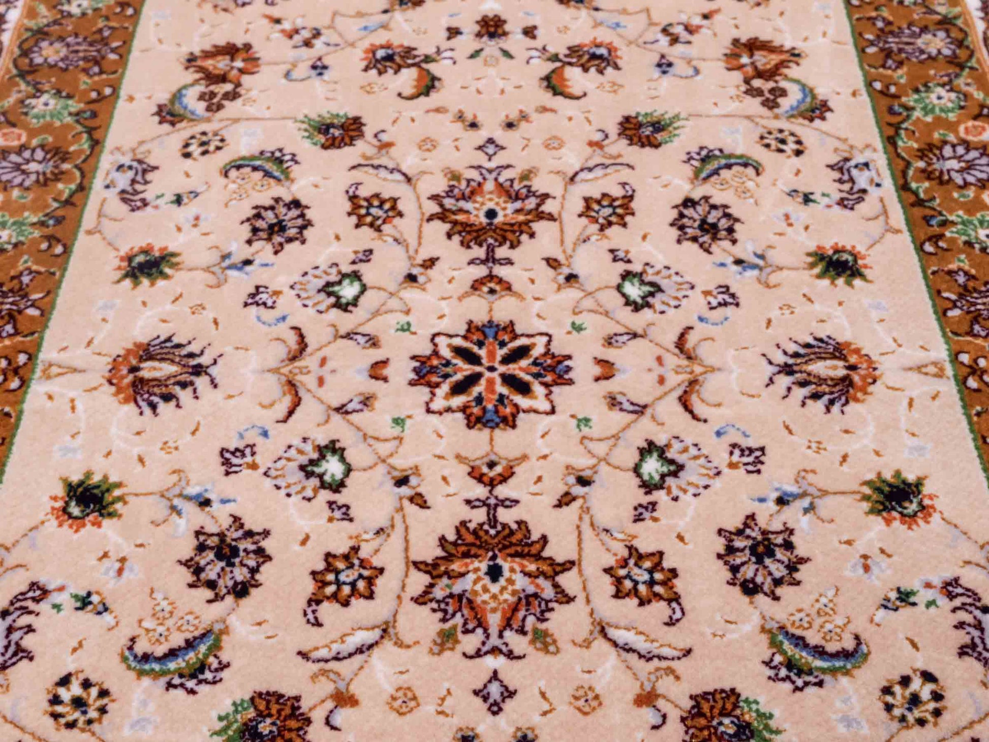 Ghom Maschinenteppich "Arshiyan" 55 x 37 cm aus pflanzlicher Seide (Viskose) mit Allover-Design, Beige. Teppichnummer: V11BG020H. Persian Luxury Collection by Khademi. Made in Iran / Persia – Vertrieb durch JUPITER Intl.