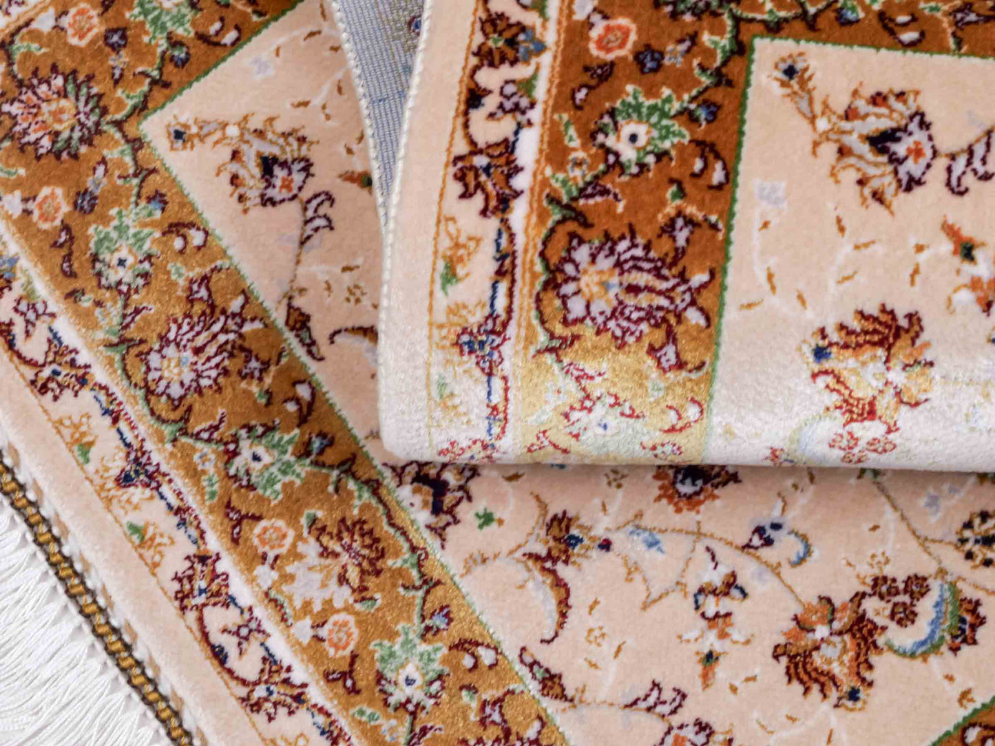 Ghom Maschinenteppich "Arshiyan" 55 x 37 cm aus pflanzlicher Seide (Viskose) mit Allover-Design, Beige. Teppichnummer: V11BG020H. Persian Luxury Collection by Khademi. Made in Iran / Persia – Vertrieb durch JUPITER Intl.