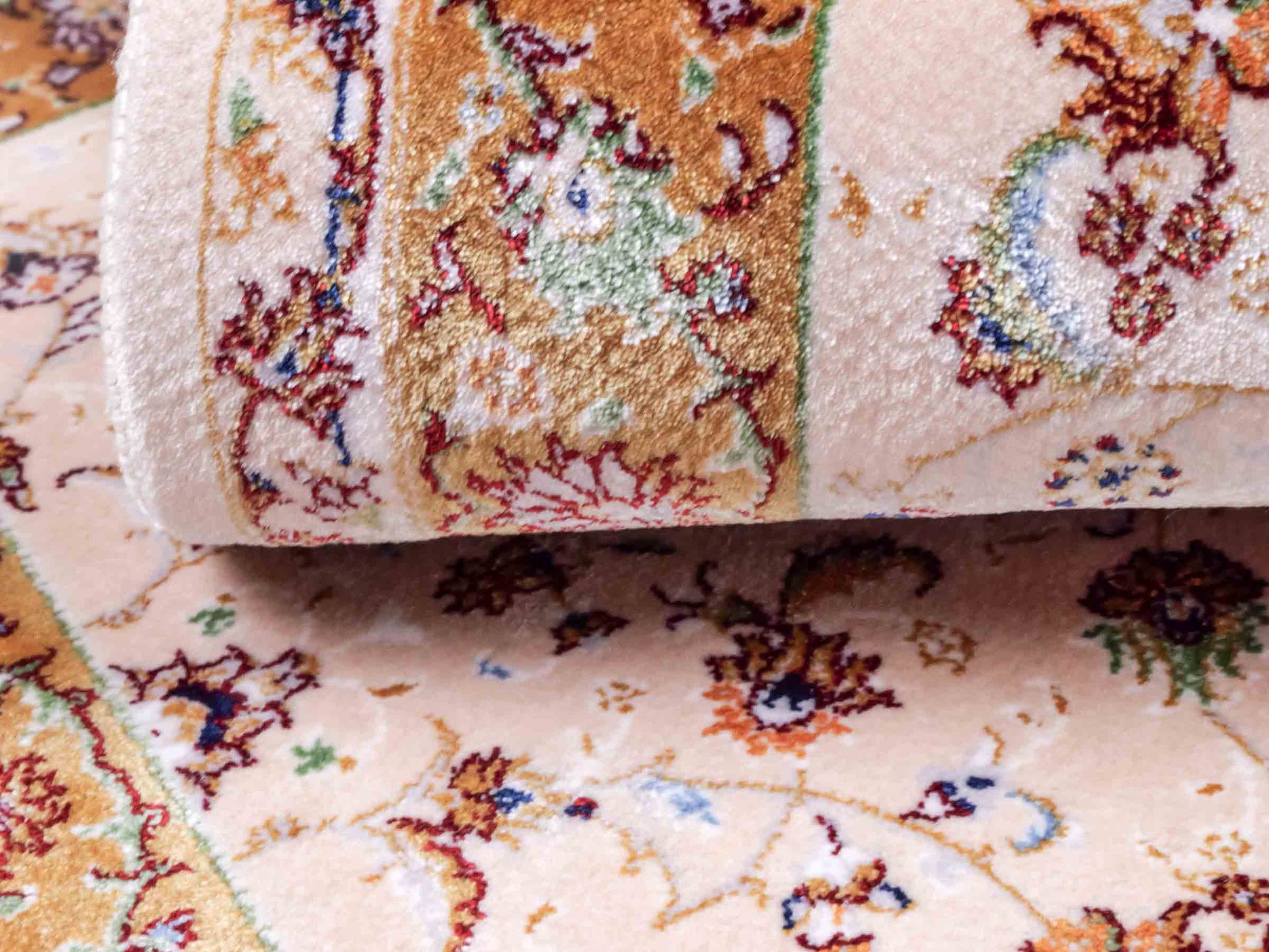 Ghom Maschinenteppich "Arshiyan" 55 x 37 cm aus pflanzlicher Seide (Viskose) mit Allover-Design, Beige. Teppichnummer: V11BG020H. Persian Luxury Collection by Khademi. Made in Iran / Persia – Vertrieb durch JUPITER Intl.