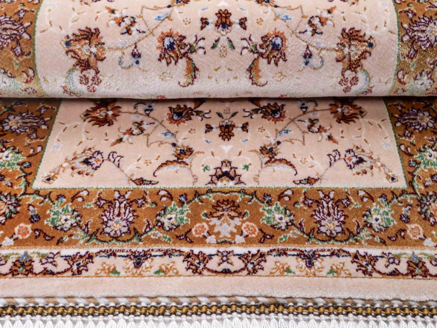 Ghom Maschinenteppich "Arshiyan" 55 x 37 cm aus pflanzlicher Seide (Viskose) mit Allover-Design, Beige. Teppichnummer: V11BG020H. Persian Luxury Collection by Khademi. Made in Iran / Persia – Vertrieb durch JUPITER Intl.