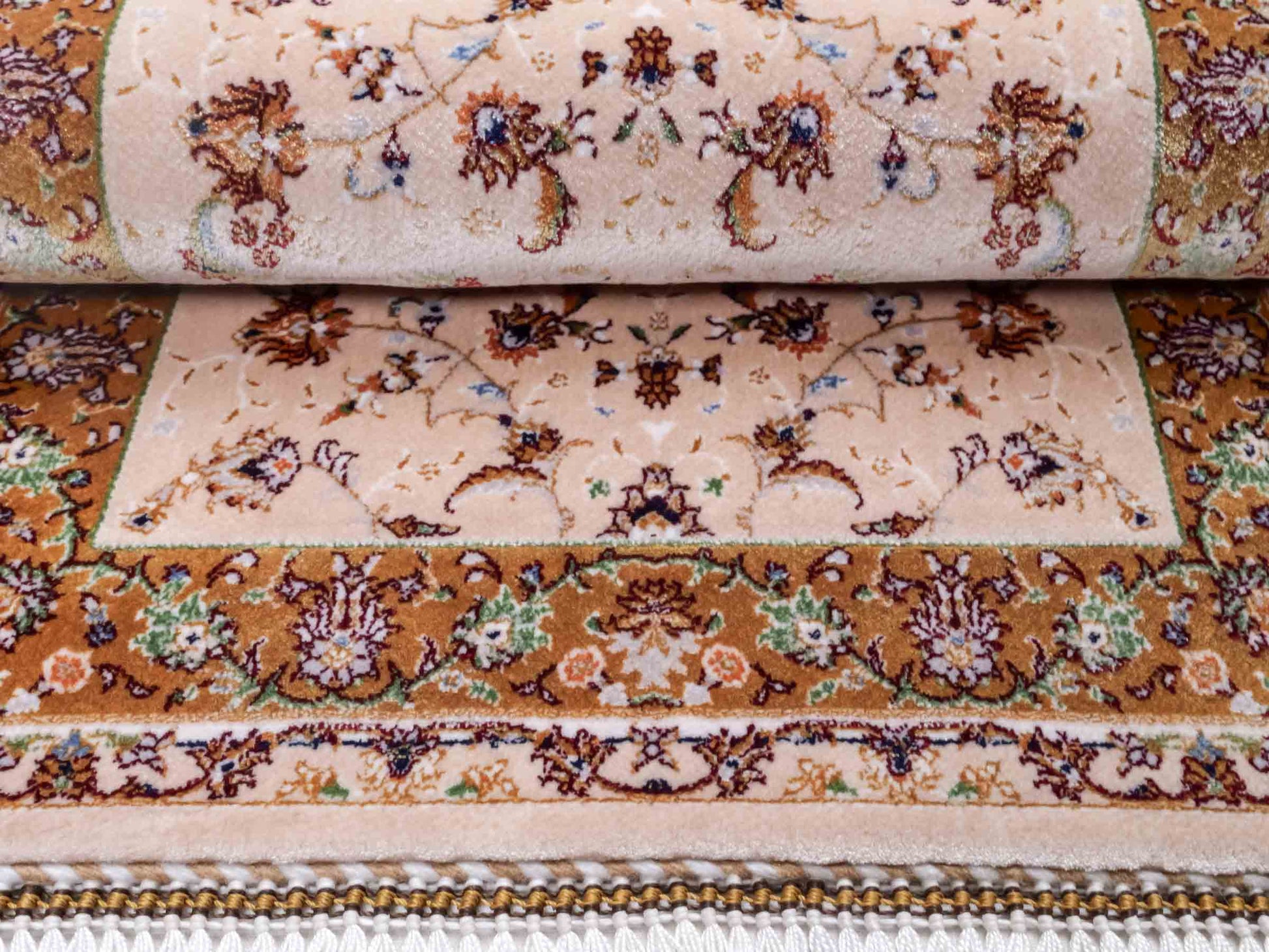 Ghom Maschinenteppich "Arshiyan" 55 x 37 cm aus pflanzlicher Seide (Viskose) mit Allover-Design, Beige. Teppichnummer: V11BG020H. Persian Luxury Collection by Khademi. Made in Iran / Persia – Vertrieb durch JUPITER Intl.