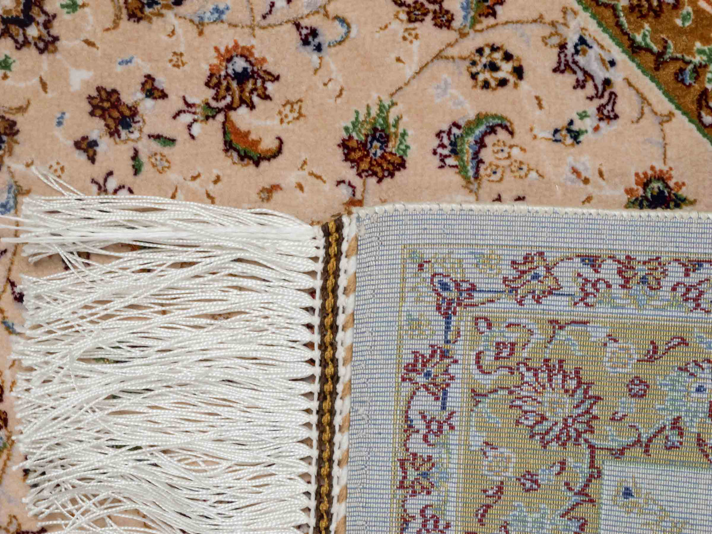 Ghom Maschinenteppich "Arshiyan" 55 x 37 cm aus pflanzlicher Seide (Viskose) mit Allover-Design, Beige. Teppichnummer: V11BG020H. Persian Luxury Collection by Khademi. Made in Iran / Persia – Vertrieb durch JUPITER Intl.
