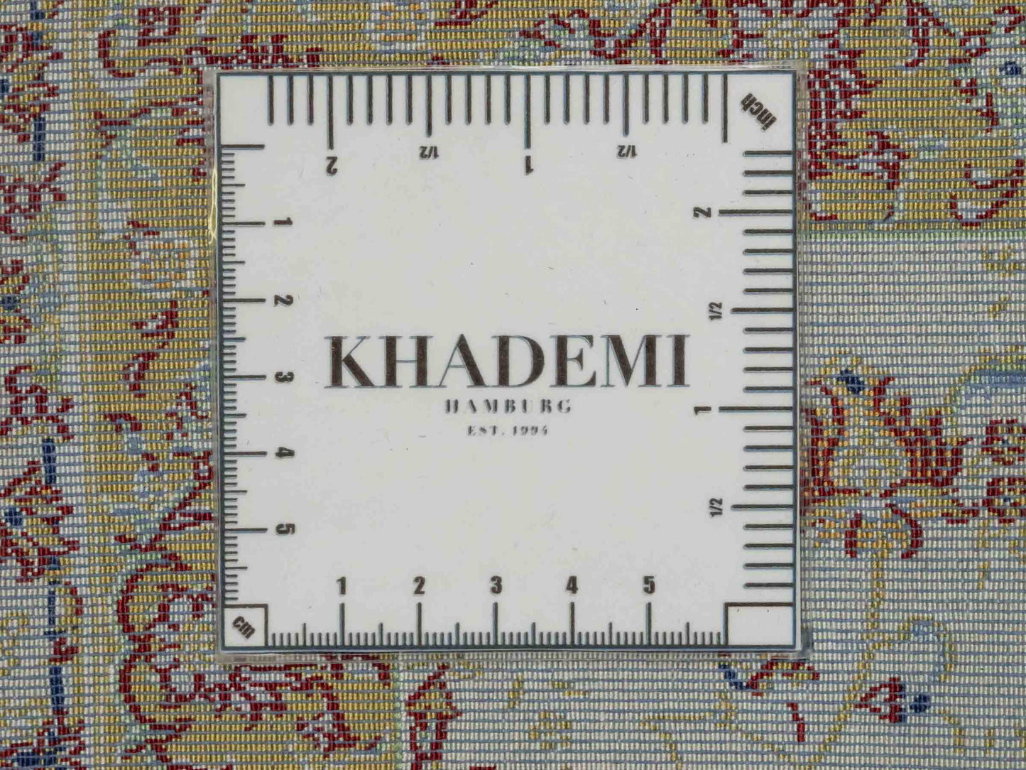 Ghom Maschinenteppich "Arshiyan" 55 x 37 cm aus pflanzlicher Seide (Viskose) mit Allover-Design, Beige. Teppichnummer: V11BG020H. Persian Luxury Collection by Khademi. Made in Iran / Persia – Vertrieb durch JUPITER Intl.