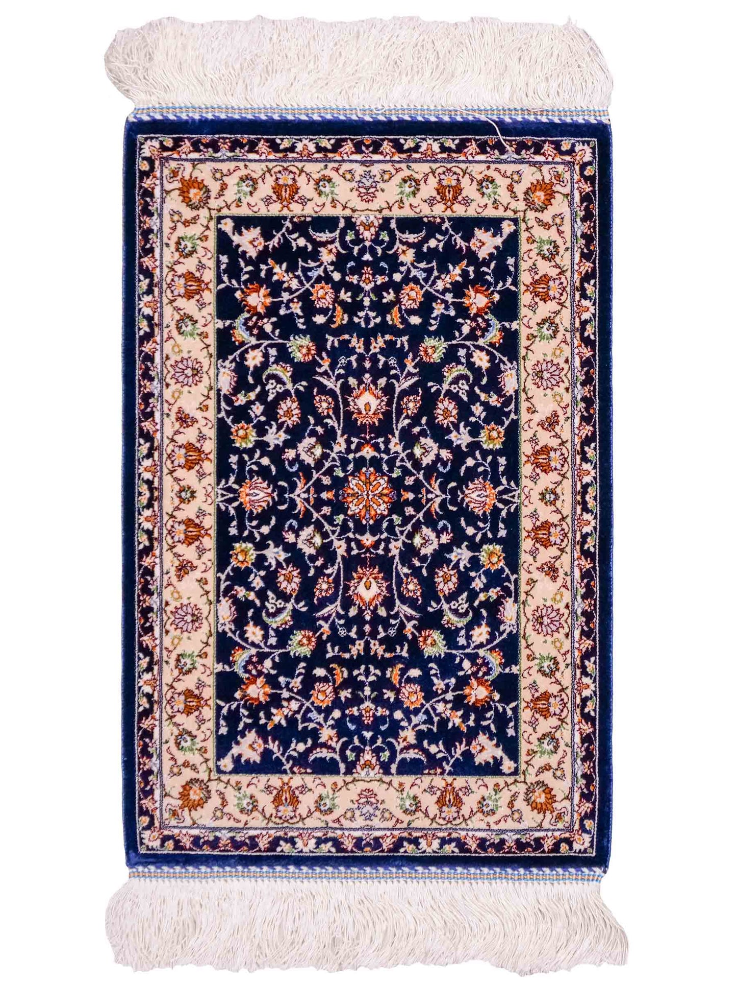 Ghom Maschinenteppich "Arshiyan" 55 x 37 cm aus pflanzlicher Seide (Viskose) mit Allover-Design, Dunkelblau. Teppichnummer: V11BK020H. Persian Luxury Collection by Khademi. Made in Iran / Persia – Vertrieb durch JUPITER Intl.