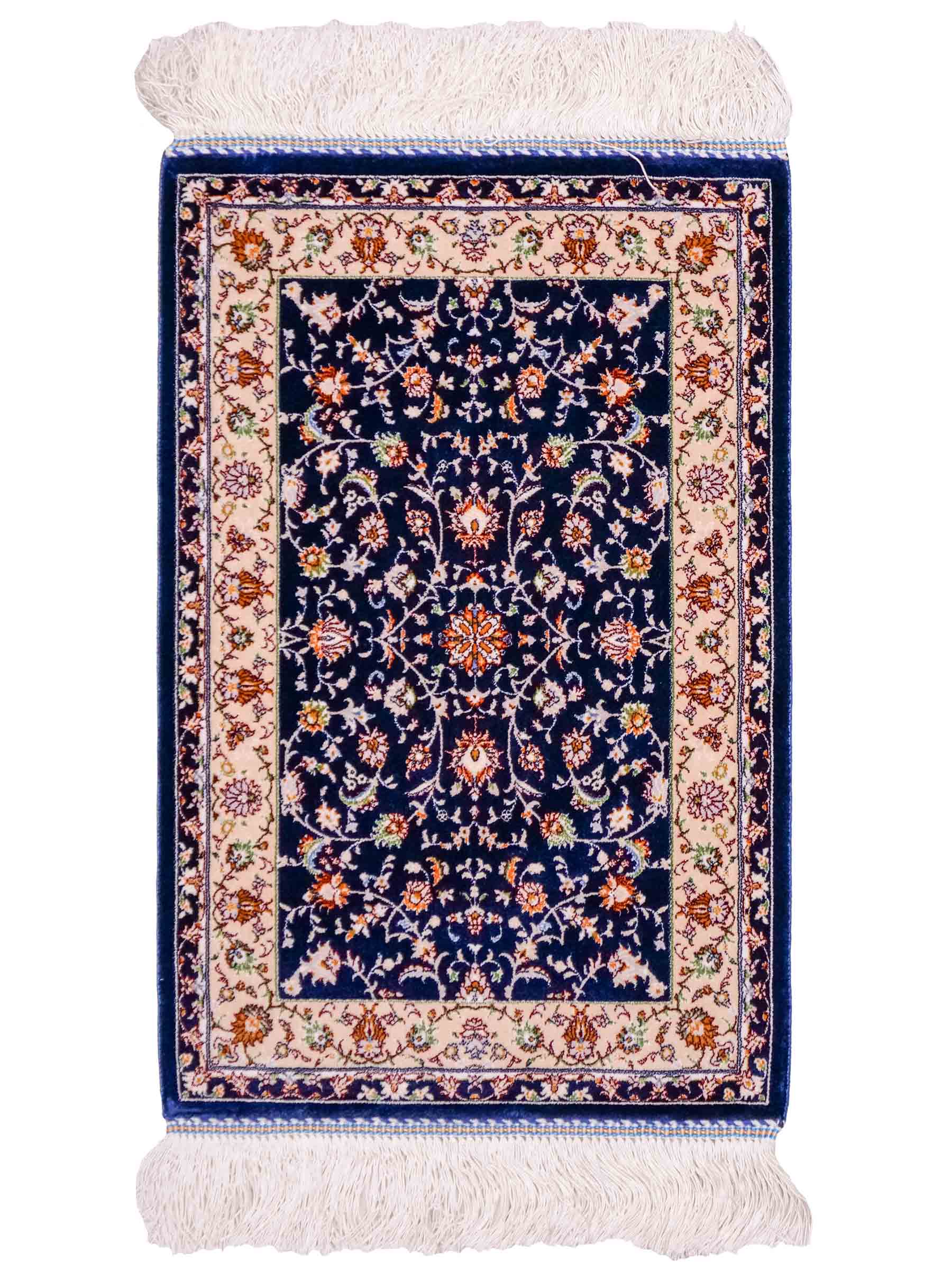 Ghom Maschinenteppich "Arshiyan" 55 x 37 cm aus pflanzlicher Seide (Viskose) mit Allover-Design, Dunkelblau. Teppichnummer: V11BK020H. Persian Luxury Collection by Khademi. Made in Iran / Persia – Vertrieb durch JUPITER Intl.