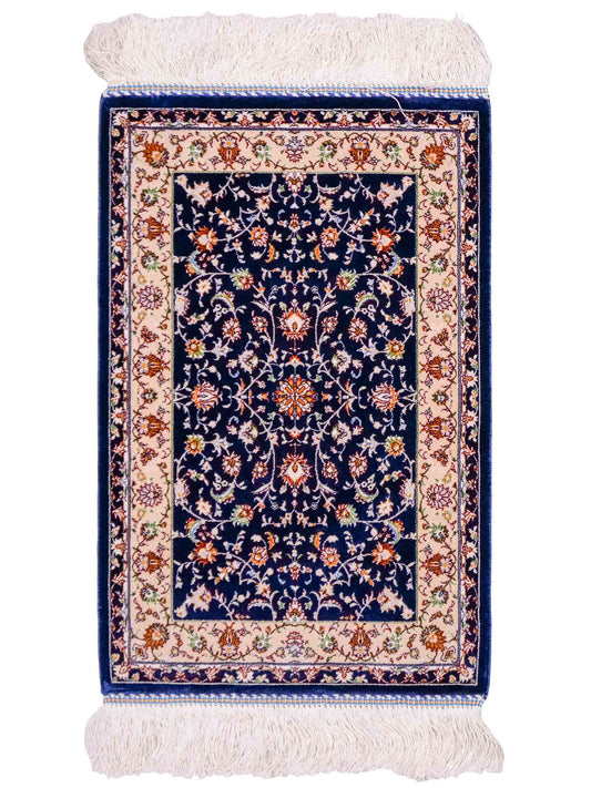 Ghom Maschinenteppich "Arshiyan" 55 x 37 cm aus pflanzlicher Seide (Viskose) mit Allover-Design, Dunkelblau. Teppichnummer: V11BK020H. Persian Luxury Collection by Khademi. Made in Iran / Persia – Vertrieb durch JUPITER Intl.