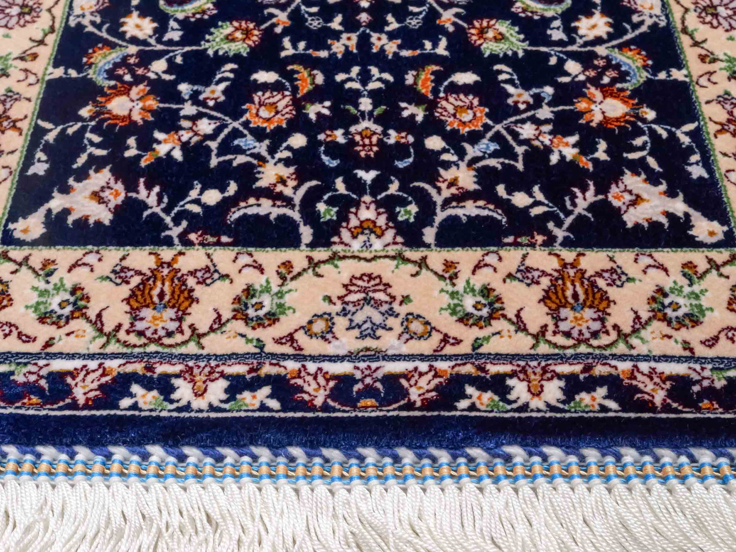Ghom Maschinenteppich "Arshiyan" 55 x 37 cm aus pflanzlicher Seide (Viskose) mit Allover-Design, Dunkelblau. Teppichnummer: V11BK020H. Persian Luxury Collection by Khademi. Made in Iran / Persia – Vertrieb durch JUPITER Intl.