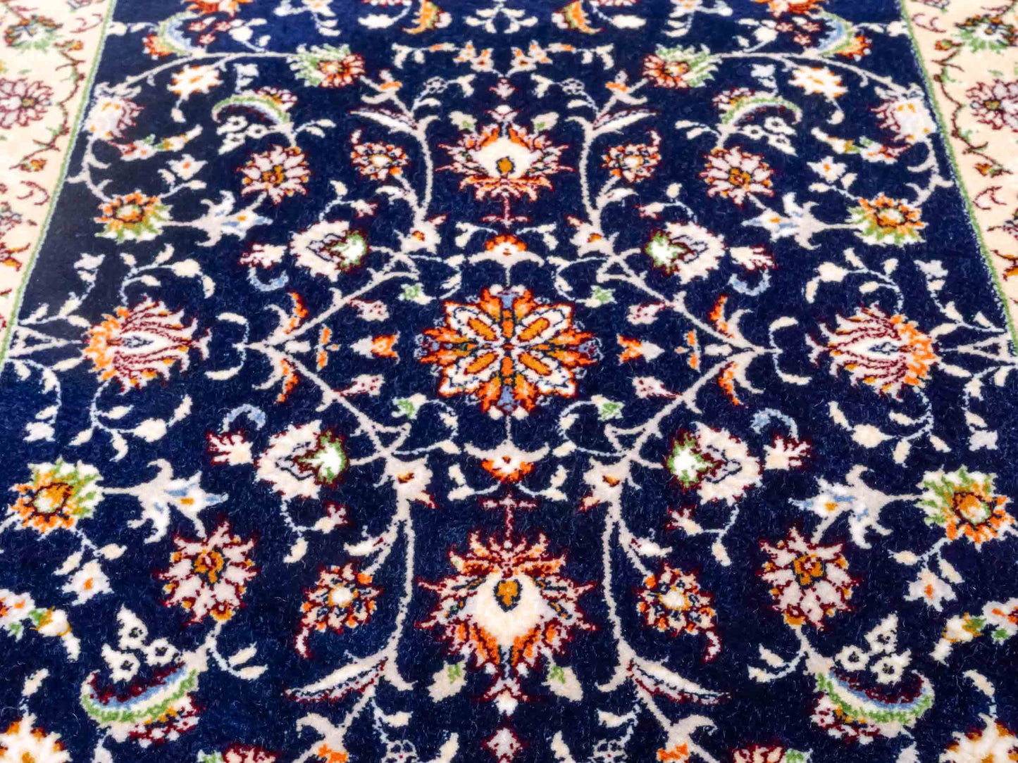 Ghom Maschinenteppich "Arshiyan" 55 x 37 cm aus pflanzlicher Seide (Viskose) mit Allover-Design, Dunkelblau. Teppichnummer: V11BK020H. Persian Luxury Collection by Khademi. Made in Iran / Persia – Vertrieb durch JUPITER Intl.