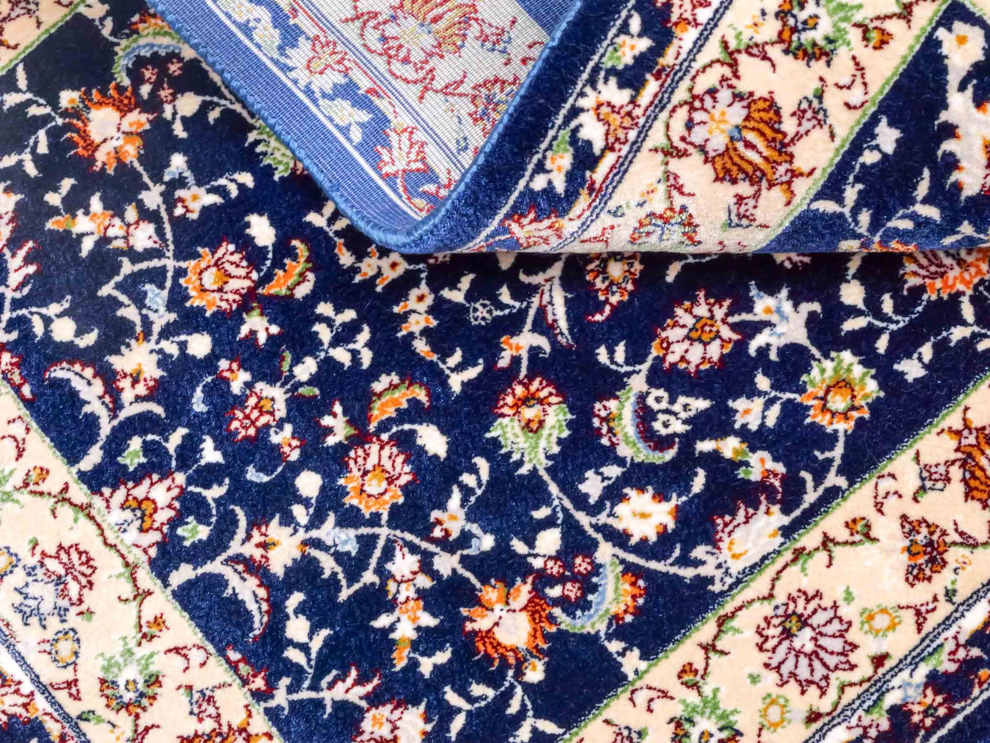 Ghom Maschinenteppich "Arshiyan" 55 x 37 cm aus pflanzlicher Seide (Viskose) mit Allover-Design, Dunkelblau. Teppichnummer: V11BK020H. Persian Luxury Collection by Khademi. Made in Iran / Persia – Vertrieb durch JUPITER Intl.