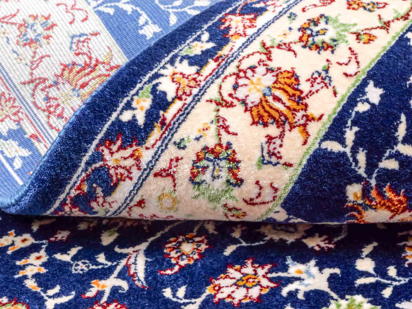 Ghom Maschinenteppich "Arshiyan" 55 x 37 cm aus pflanzlicher Seide (Viskose) mit Allover-Design, Dunkelblau. Teppichnummer: V11BK020H. Persian Luxury Collection by Khademi. Made in Iran / Persia – Vertrieb durch JUPITER Intl.