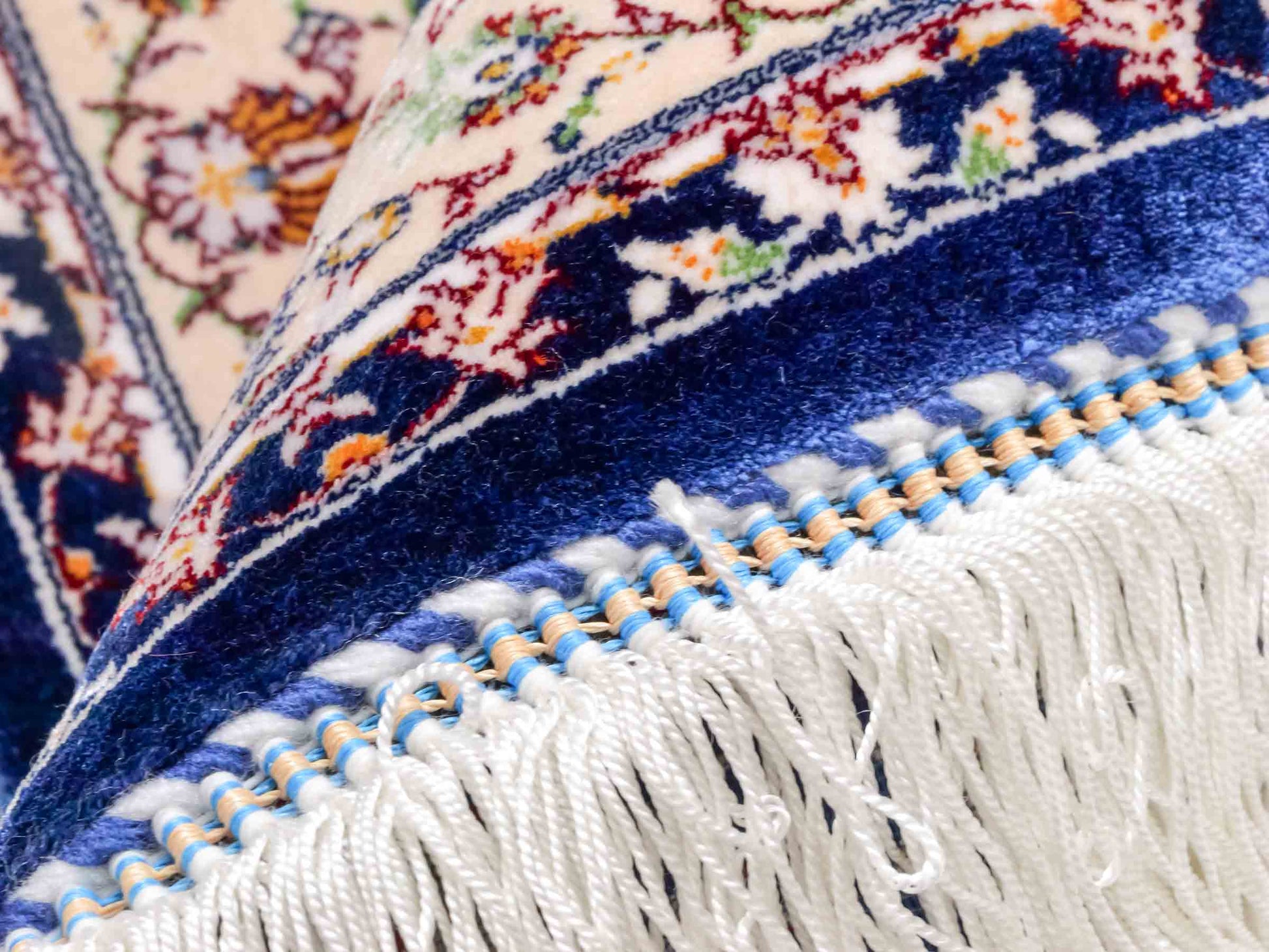 Ghom Maschinenteppich "Arshiyan" 55 x 37 cm aus pflanzlicher Seide (Viskose) mit Allover-Design, Dunkelblau. Teppichnummer: V11BK020H. Persian Luxury Collection by Khademi. Made in Iran / Persia – Vertrieb durch JUPITER Intl.