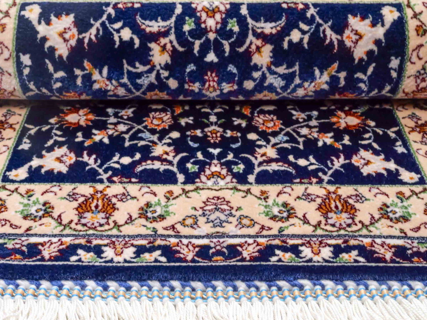 Ghom Maschinenteppich "Arshiyan" 55 x 37 cm aus pflanzlicher Seide (Viskose) mit Allover-Design, Dunkelblau. Teppichnummer: V11BK020H. Persian Luxury Collection by Khademi. Made in Iran / Persia – Vertrieb durch JUPITER Intl.