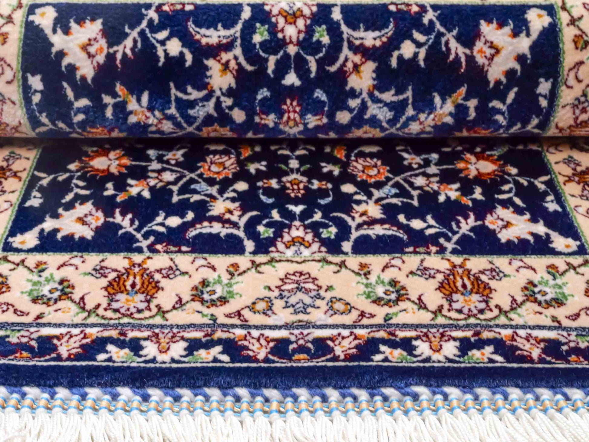 Ghom Maschinenteppich "Arshiyan" 55 x 37 cm aus pflanzlicher Seide (Viskose) mit Allover-Design, Dunkelblau. Teppichnummer: V11BK020H. Persian Luxury Collection by Khademi. Made in Iran / Persia – Vertrieb durch JUPITER Intl.