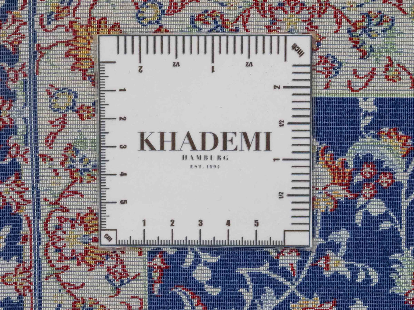Ghom Maschinenteppich "Arshiyan" 55 x 37 cm aus pflanzlicher Seide (Viskose) mit Allover-Design, Dunkelblau. Teppichnummer: V11BK020H. Persian Luxury Collection by Khademi. Made in Iran / Persia – Vertrieb durch JUPITER Intl.