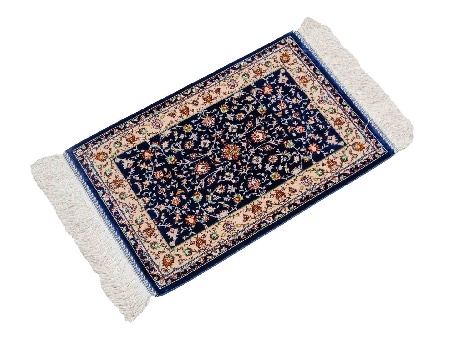 Ghom Maschinenteppich "Arshiyan" 55 x 37 cm aus pflanzlicher Seide (Viskose) mit Allover-Design, Dunkelblau. Teppichnummer: V11BK020H. Persian Luxury Collection by Khademi. Made in Iran / Persia – Vertrieb durch JUPITER Intl.