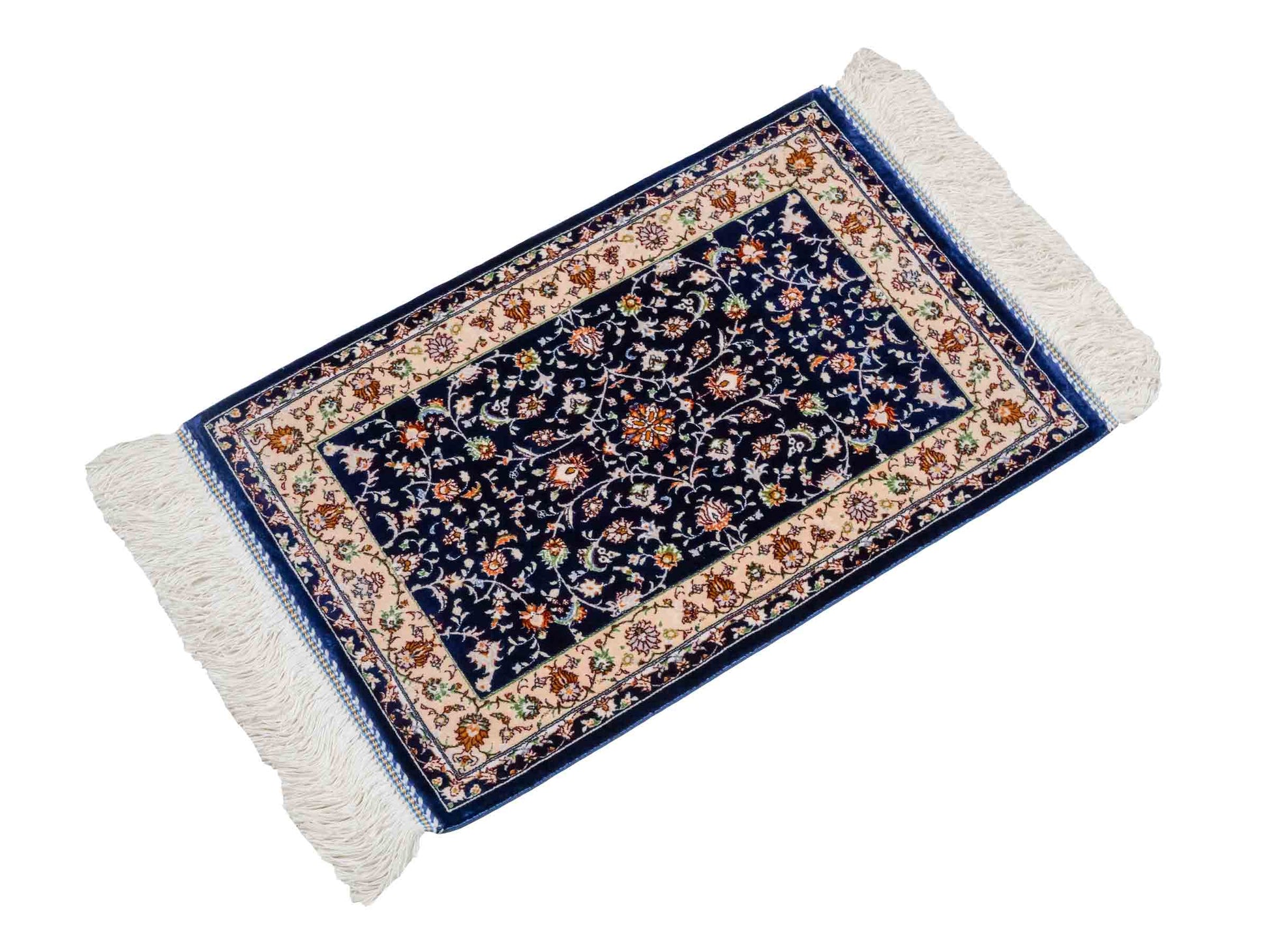 Ghom Maschinenteppich "Arshiyan" 55 x 37 cm aus pflanzlicher Seide (Viskose) mit Allover-Design, Dunkelblau. Teppichnummer: V11BK020H. Persian Luxury Collection by Khademi. Made in Iran / Persia – Vertrieb durch JUPITER Intl.