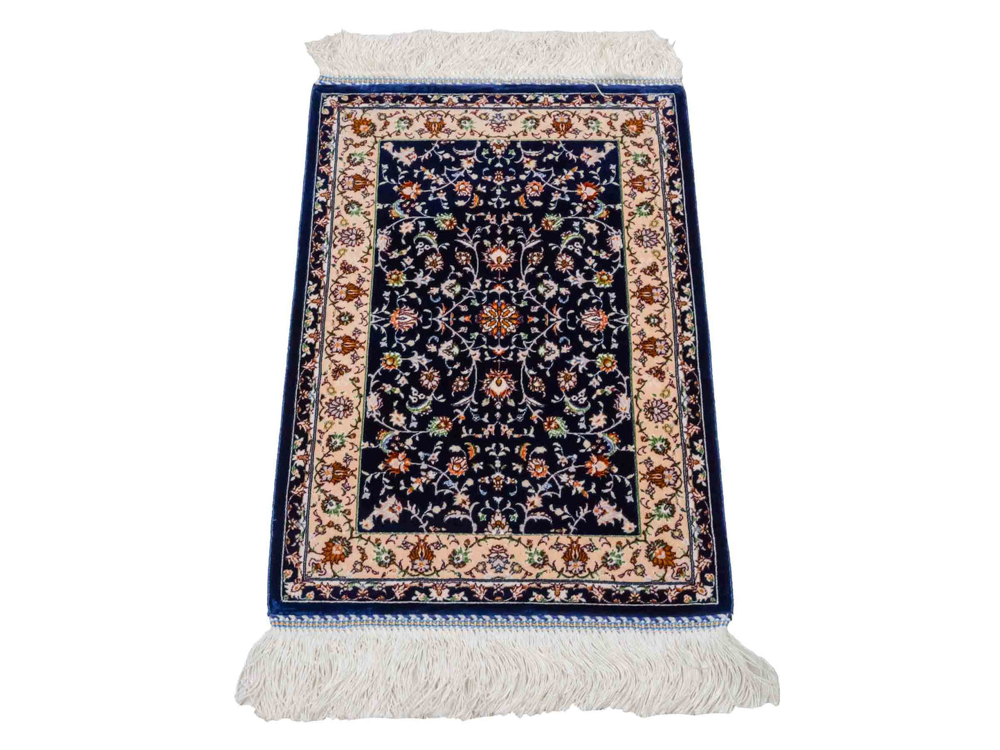 Ghom Maschinenteppich "Arshiyan" 55 x 37 cm aus pflanzlicher Seide (Viskose) mit Allover-Design, Dunkelblau. Teppichnummer: V11BK020H. Persian Luxury Collection by Khademi. Made in Iran / Persia – Vertrieb durch JUPITER Intl.