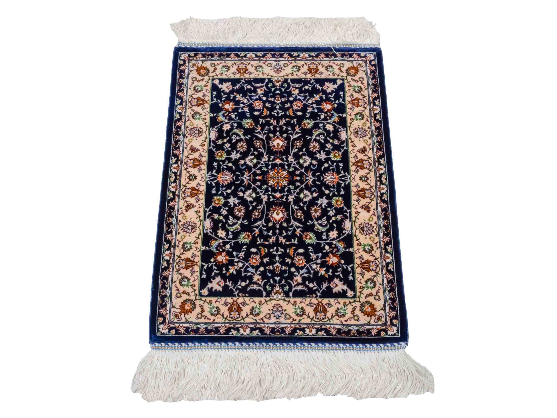 Ghom Maschinenteppich "Arshiyan" 55 x 37 cm aus pflanzlicher Seide (Viskose) mit Allover-Design, Dunkelblau. Teppichnummer: V11BK020H. Persian Luxury Collection by Khademi. Made in Iran / Persia – Vertrieb durch JUPITER Intl.