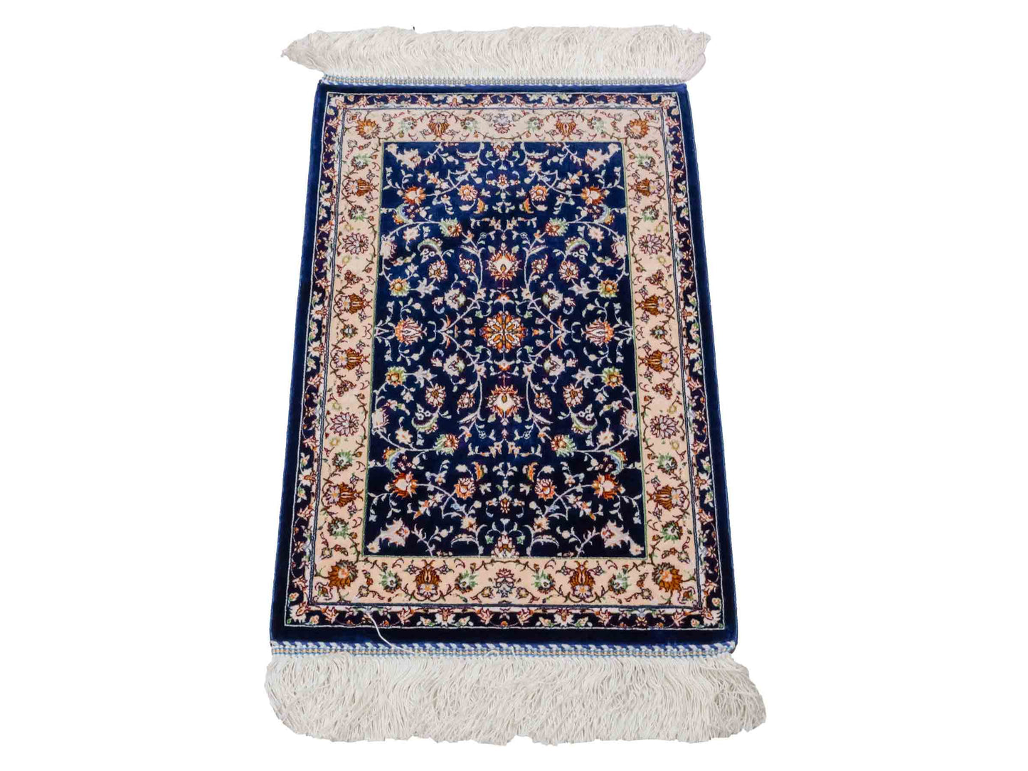 Ghom Maschinenteppich "Arshiyan" 55 x 37 cm aus pflanzlicher Seide (Viskose) mit Allover-Design, Dunkelblau. Teppichnummer: V11BK020H. Persian Luxury Collection by Khademi. Made in Iran / Persia – Vertrieb durch JUPITER Intl.