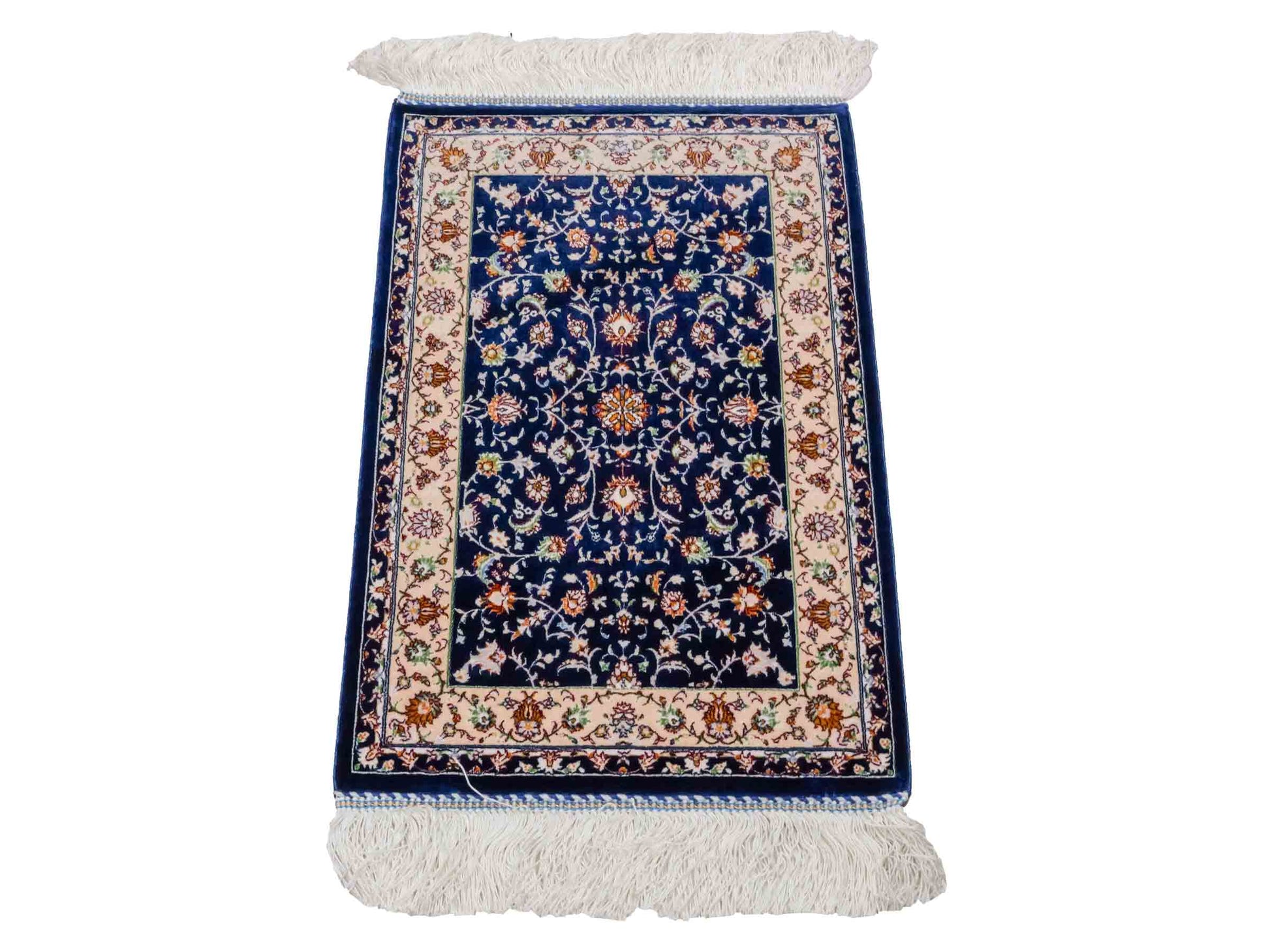 Ghom Maschinenteppich "Arshiyan" 55 x 37 cm aus pflanzlicher Seide (Viskose) mit Allover-Design, Dunkelblau. Teppichnummer: V11BK020H. Persian Luxury Collection by Khademi. Made in Iran / Persia – Vertrieb durch JUPITER Intl.