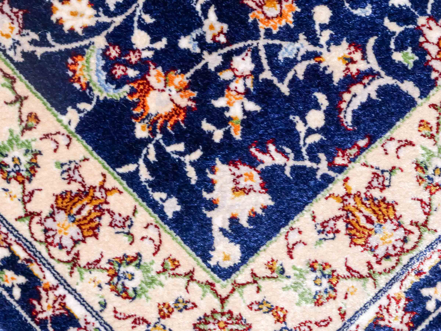 Ghom Maschinenteppich "Arshiyan" 55 x 37 cm aus pflanzlicher Seide (Viskose) mit Allover-Design, Dunkelblau. Teppichnummer: V11BK020H. Persian Luxury Collection by Khademi. Made in Iran / Persia – Vertrieb durch JUPITER Intl.