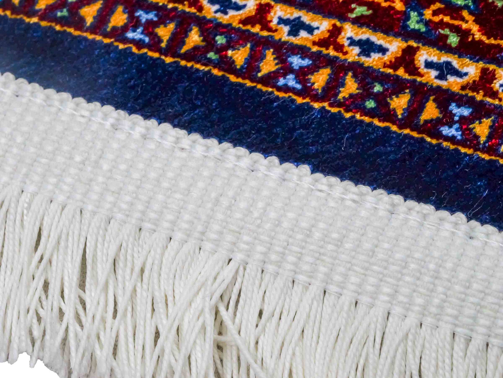 Ghom Maschinenteppich "Aru" 90 x 60 cm aus pflanzlicher Seide (Viskose) mit Medaillon, Navy. Teppichnummer: V9NY054M. Persian Luxury Collection by Khademi. Made in Iran / Persia – Vertrieb durch JUPITER Intl.