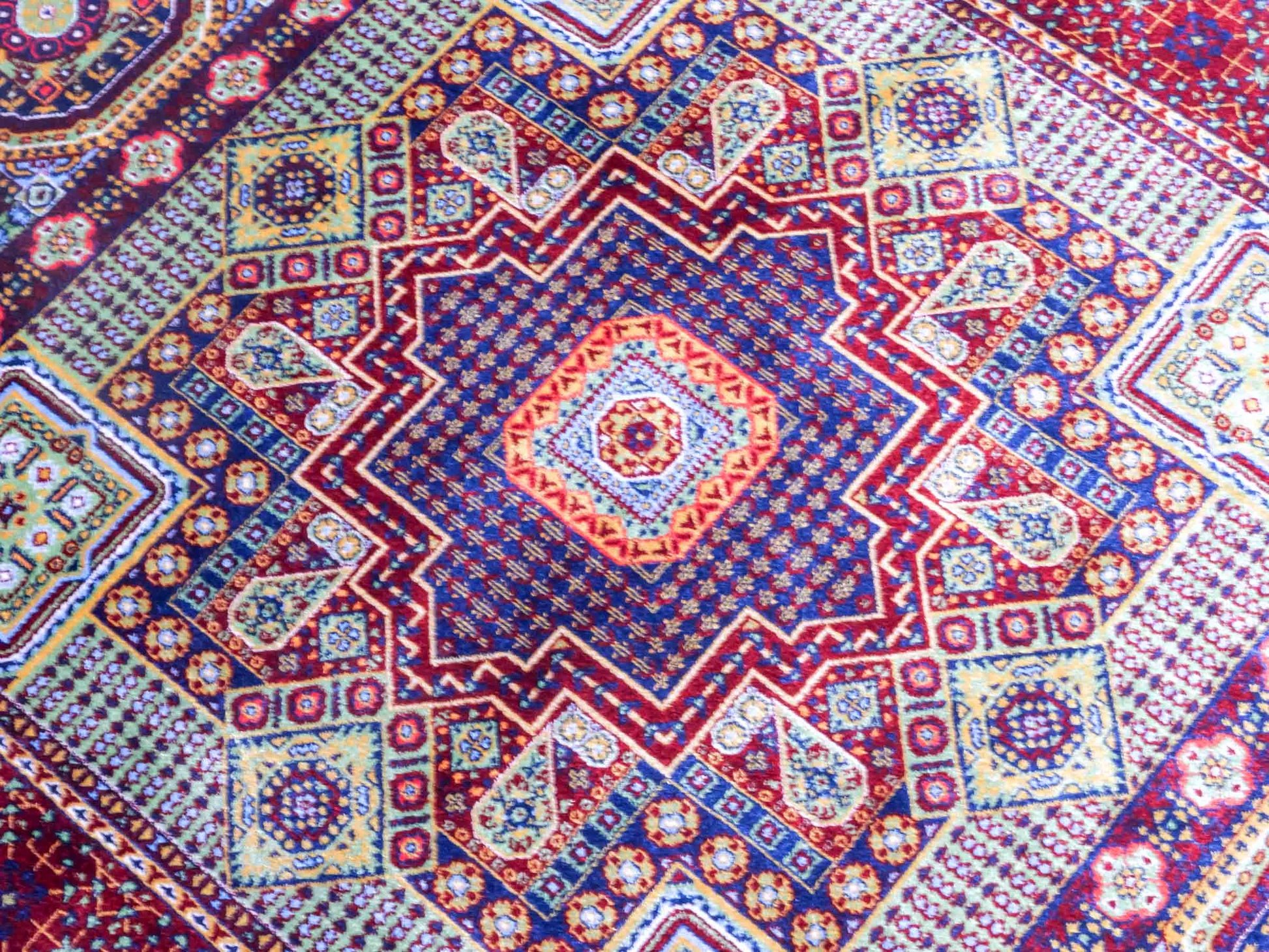Ghom Maschinenteppich "Aru" 90 x 60 cm aus pflanzlicher Seide (Viskose) mit Medaillon, Navy. Teppichnummer: V9NY054M. Persian Luxury Collection by Khademi. Made in Iran / Persia – Vertrieb durch JUPITER Intl.