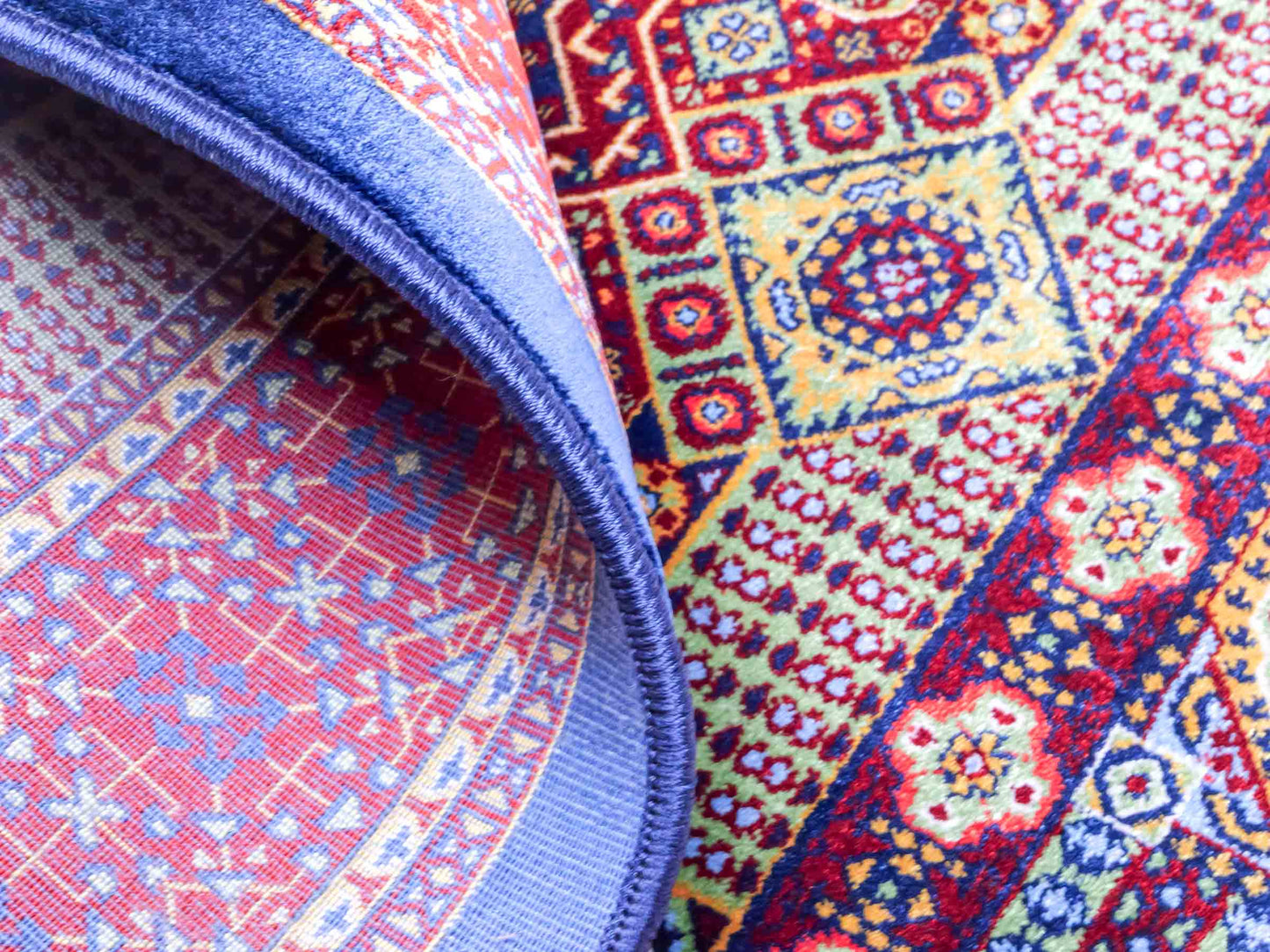 Ghom Maschinenteppich "Aru" 90 x 60 cm aus pflanzlicher Seide (Viskose) mit Medaillon, Navy. Teppichnummer: V9NY054M. Persian Luxury Collection by Khademi. Made in Iran / Persia – Vertrieb durch JUPITER Intl.