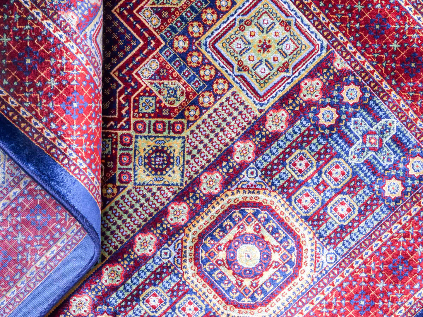 Ghom Maschinenteppich "Aru" 90 x 60 cm aus pflanzlicher Seide (Viskose) mit Medaillon, Navy. Teppichnummer: V9NY054M. Persian Luxury Collection by Khademi. Made in Iran / Persia – Vertrieb durch JUPITER Intl.