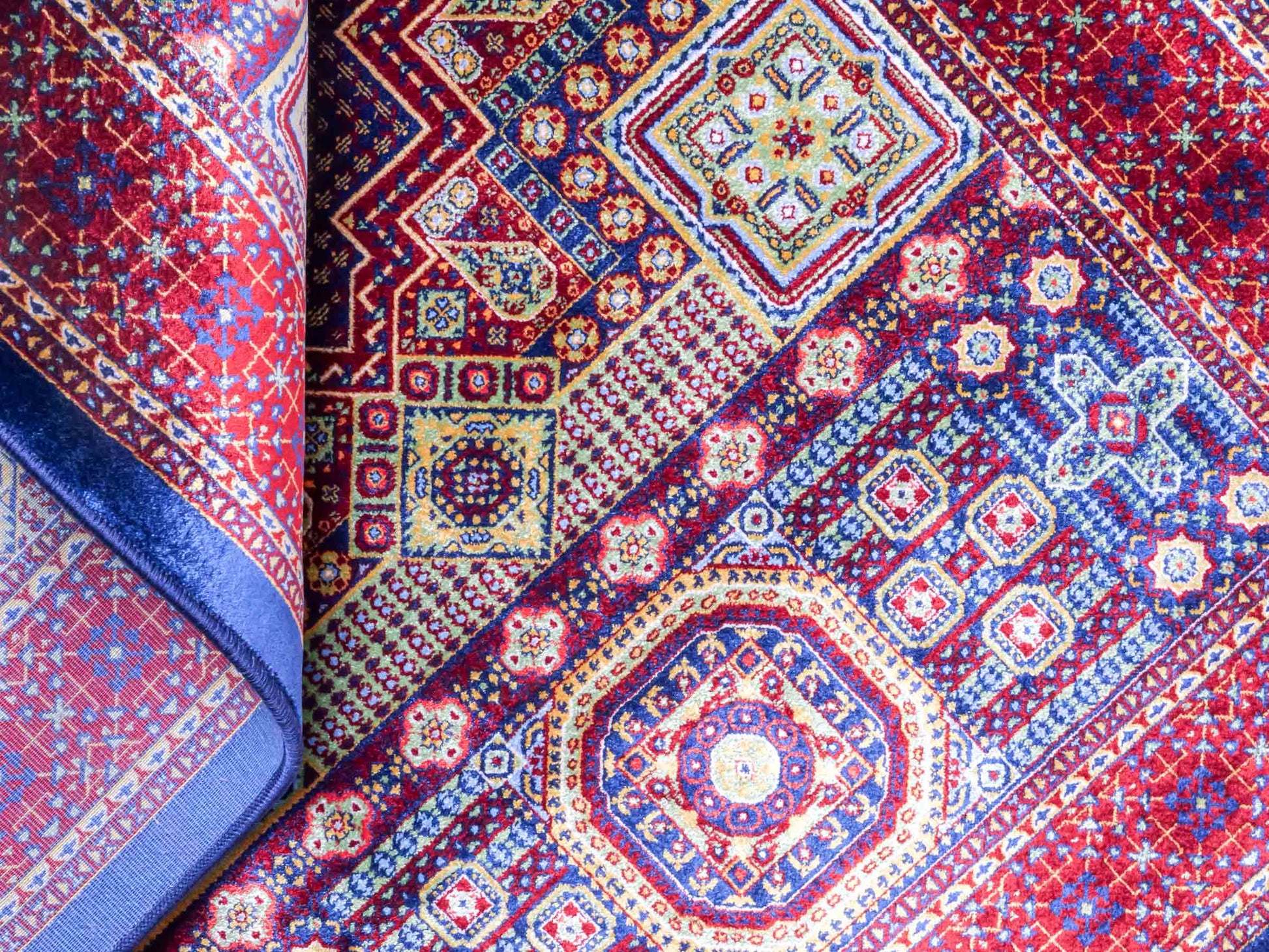 Ghom Maschinenteppich "Aru" 90 x 60 cm aus pflanzlicher Seide (Viskose) mit Medaillon, Navy. Teppichnummer: V9NY054M. Persian Luxury Collection by Khademi. Made in Iran / Persia – Vertrieb durch JUPITER Intl.