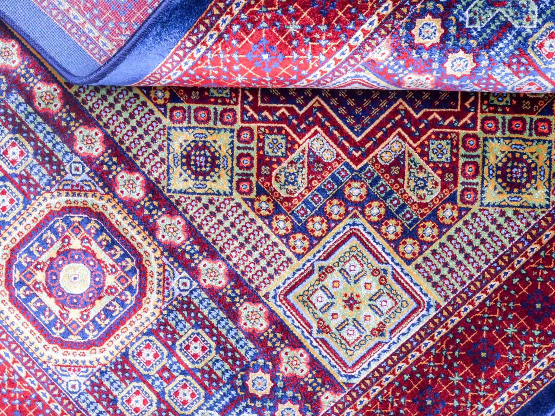Ghom Maschinenteppich "Aru" 90 x 60 cm aus pflanzlicher Seide (Viskose) mit Medaillon, Navy. Teppichnummer: V9NY054M. Persian Luxury Collection by Khademi. Made in Iran / Persia – Vertrieb durch JUPITER Intl.