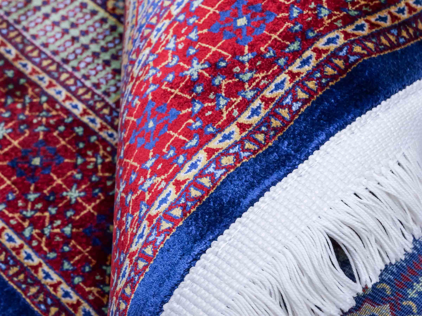 Ghom Maschinenteppich "Aru" 90 x 60 cm aus pflanzlicher Seide (Viskose) mit Medaillon, Navy. Teppichnummer: V9NY054M. Persian Luxury Collection by Khademi. Made in Iran / Persia – Vertrieb durch JUPITER Intl.