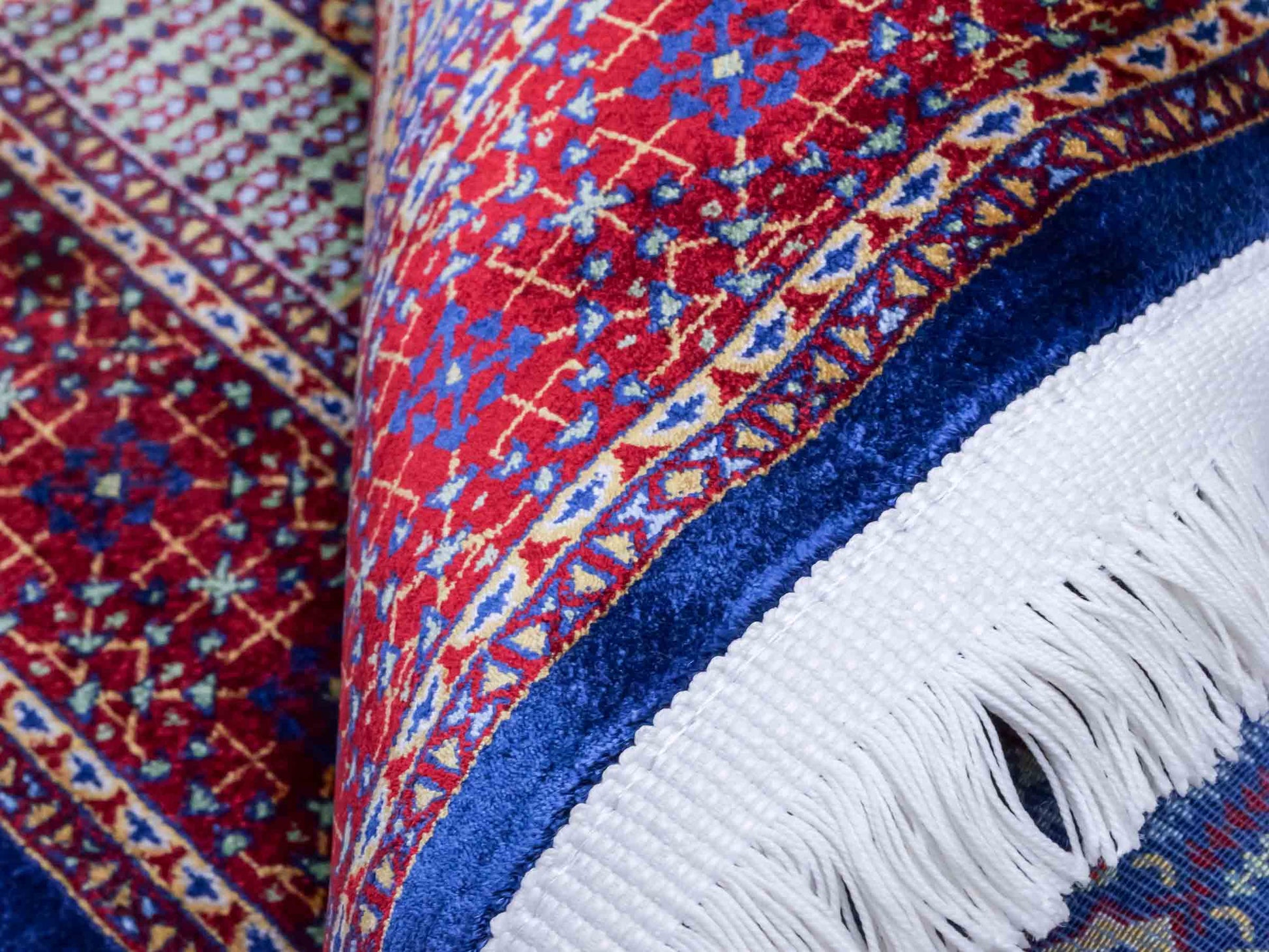 Ghom Maschinenteppich "Aru" 90 x 60 cm aus pflanzlicher Seide (Viskose) mit Medaillon, Navy. Teppichnummer: V9NY054M. Persian Luxury Collection by Khademi. Made in Iran / Persia – Vertrieb durch JUPITER Intl.