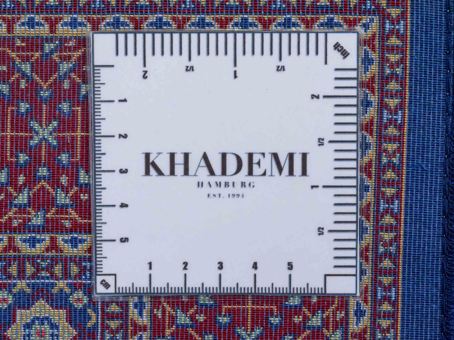 Ghom Maschinenteppich "Aru" 90 x 60 cm aus pflanzlicher Seide (Viskose) mit Medaillon, Navy. Teppichnummer: V9NY054M. Persian Luxury Collection by Khademi. Made in Iran / Persia – Vertrieb durch JUPITER Intl.