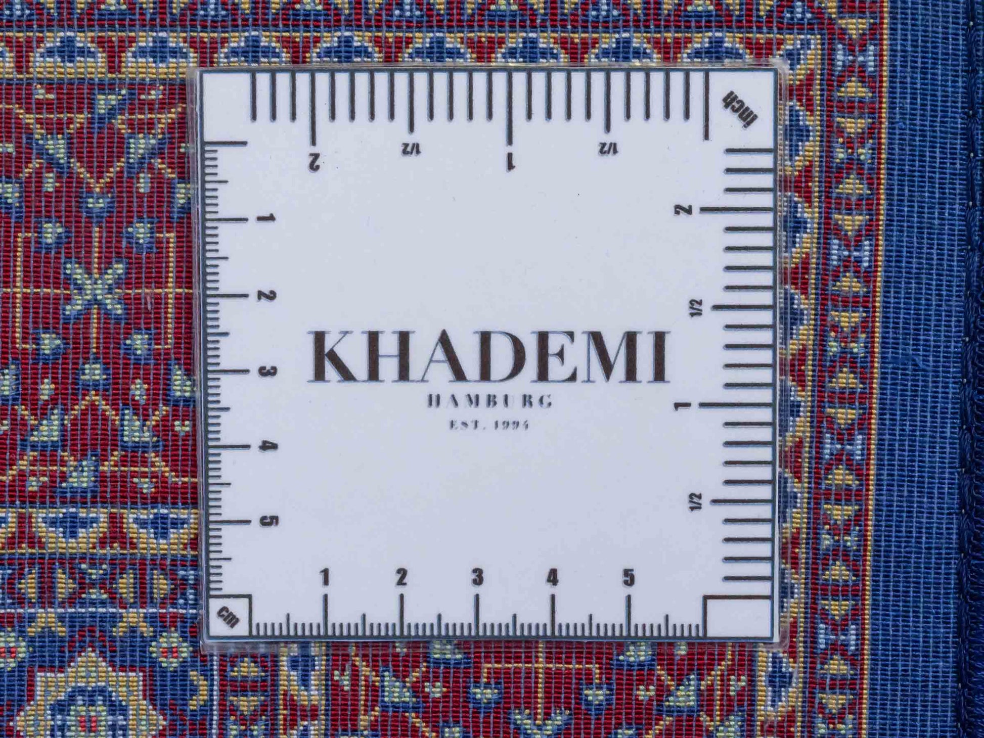 Ghom Maschinenteppich "Aru" 90 x 60 cm aus pflanzlicher Seide (Viskose) mit Medaillon, Navy. Teppichnummer: V9NY054M. Persian Luxury Collection by Khademi. Made in Iran / Persia – Vertrieb durch JUPITER Intl.