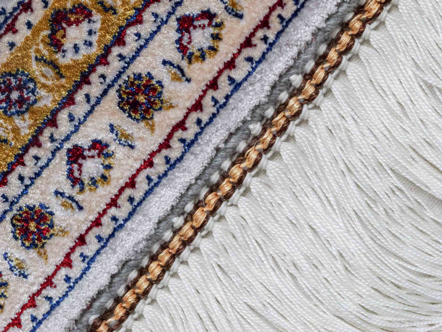 Ghom Maschinenteppich "Azar" 55 x 37 cm aus pflanzlicher Seide (Viskose) mit Allover-Design, Silber-Grau. Teppichnummer: V12SV020H. Persian Luxury Collection by Khademi. Made in Iran / Persia – Vertrieb durch JUPITER Intl.