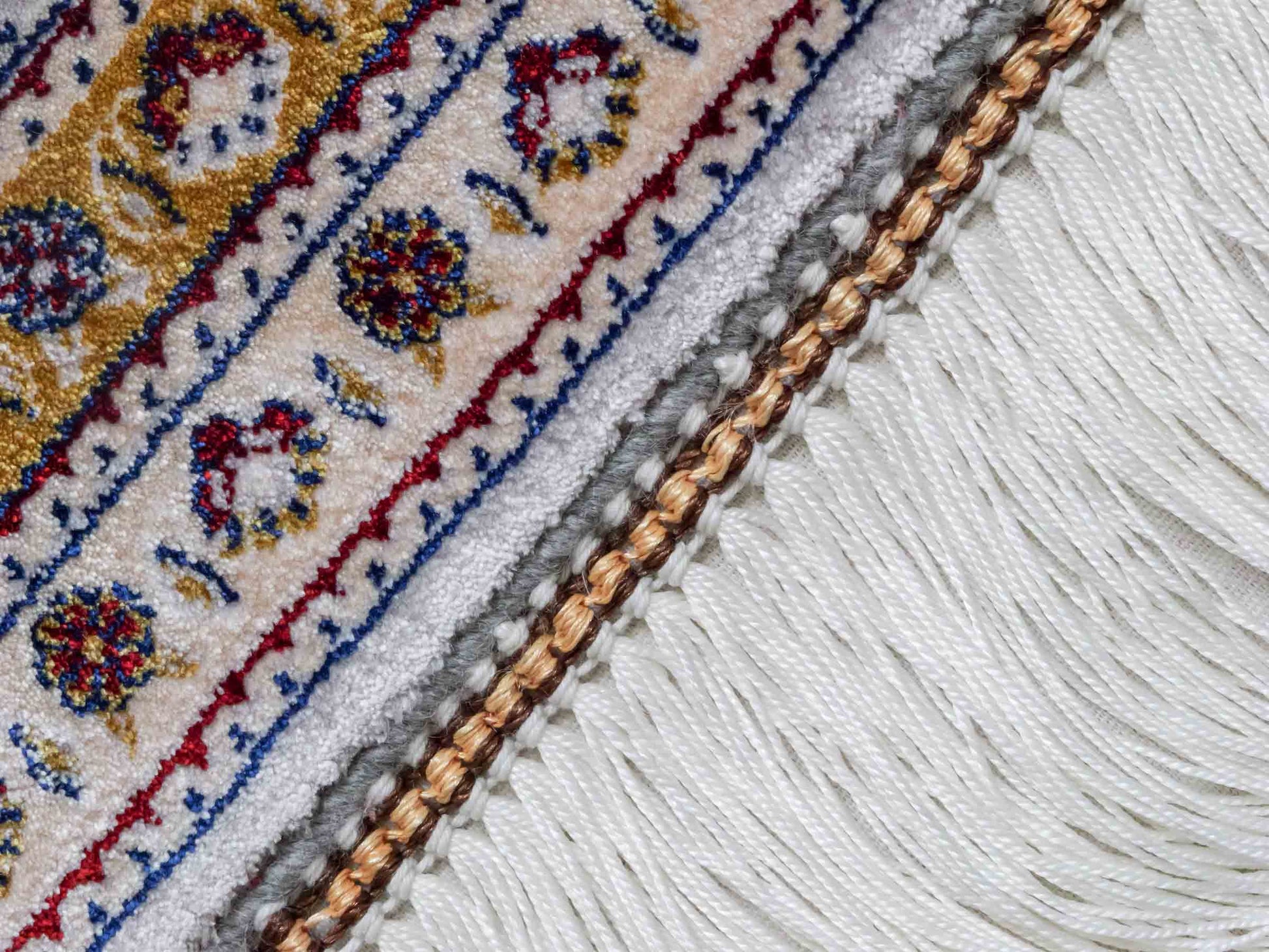 Ghom Maschinenteppich "Azar" 55 x 37 cm aus pflanzlicher Seide (Viskose) mit Allover-Design, Silber-Grau. Teppichnummer: V12SV020H. Persian Luxury Collection by Khademi. Made in Iran / Persia – Vertrieb durch JUPITER Intl.
