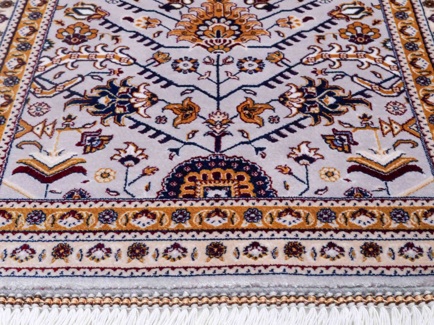 Ghom Maschinenteppich "Azar" 55 x 37 cm aus pflanzlicher Seide (Viskose) mit Allover-Design, Silber-Grau. Teppichnummer: V12SV020H. Persian Luxury Collection by Khademi. Made in Iran / Persia – Vertrieb durch JUPITER Intl.