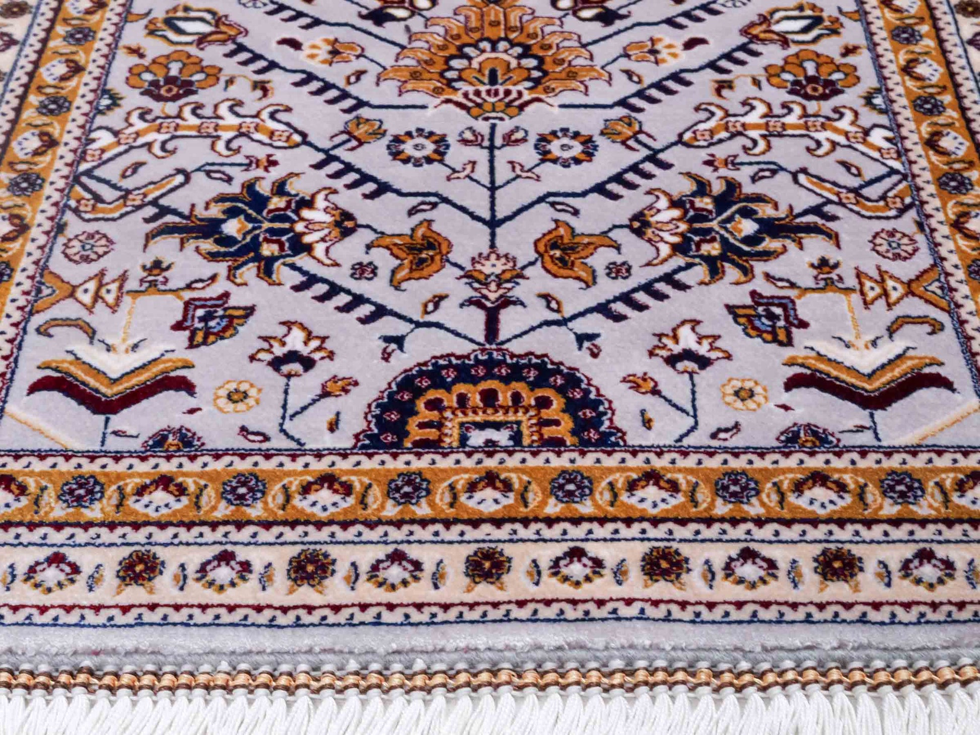 Ghom Maschinenteppich "Azar" 55 x 37 cm aus pflanzlicher Seide (Viskose) mit Allover-Design, Silber-Grau. Teppichnummer: V12SV020H. Persian Luxury Collection by Khademi. Made in Iran / Persia – Vertrieb durch JUPITER Intl.