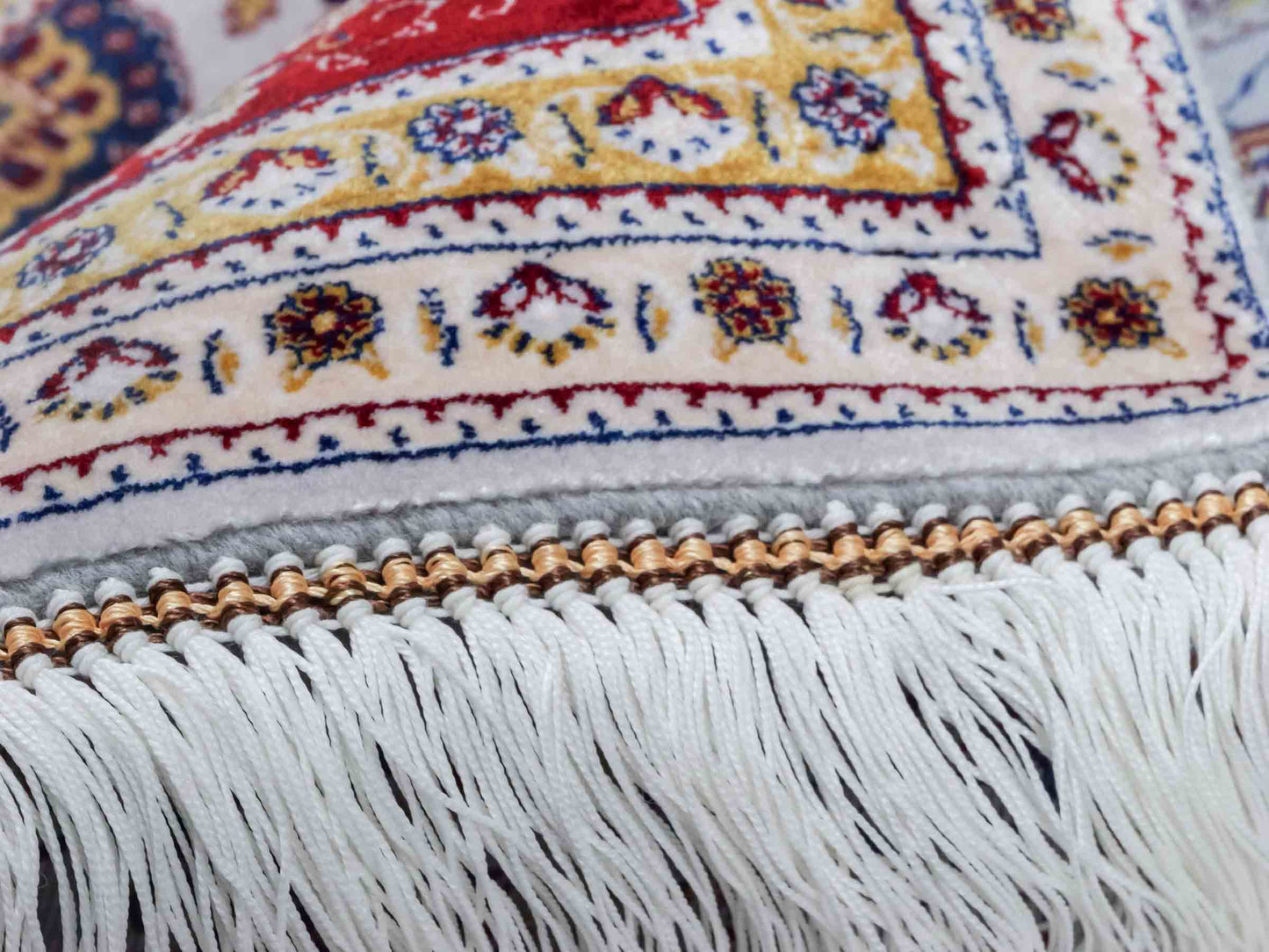 Ghom Maschinenteppich "Azar" 55 x 37 cm aus pflanzlicher Seide (Viskose) mit Allover-Design, Silber-Grau. Teppichnummer: V12SV020H. Persian Luxury Collection by Khademi. Made in Iran / Persia – Vertrieb durch JUPITER Intl.