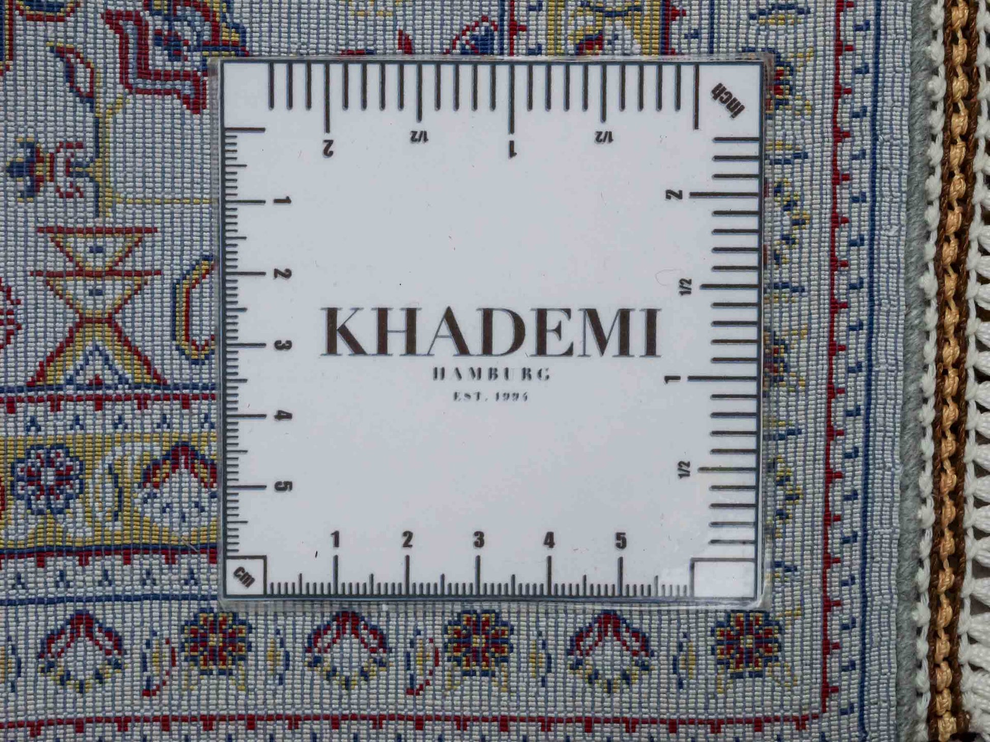 Ghom Maschinenteppich "Azar" 55 x 37 cm aus pflanzlicher Seide (Viskose) mit Allover-Design, Silber-Grau. Teppichnummer: V12SV020H. Persian Luxury Collection by Khademi. Made in Iran / Persia – Vertrieb durch JUPITER Intl.