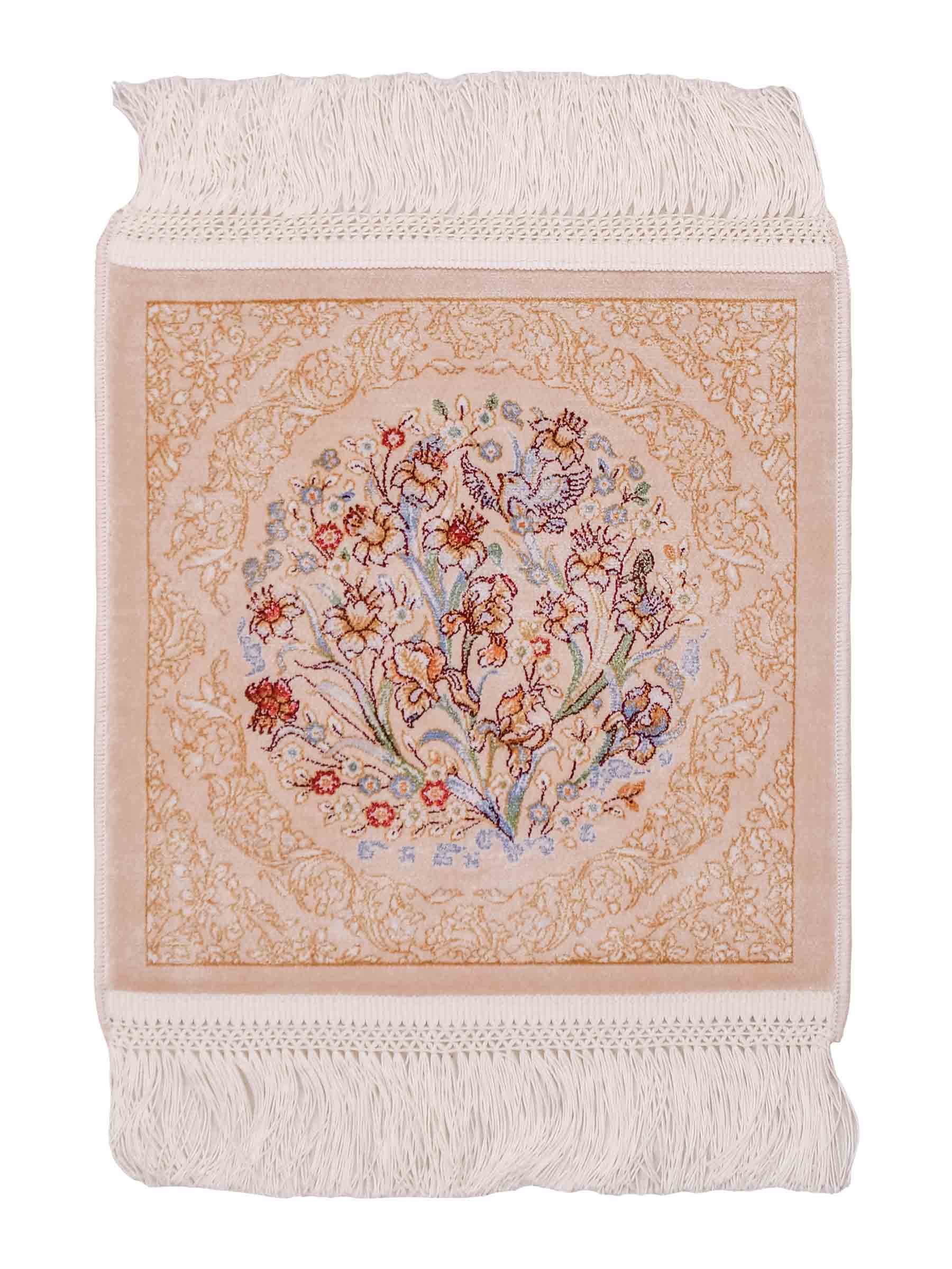 Ghom Maschinenteppich "Bahram" 35 x 35 cm aus pflanzlicher Seide (Viskose) mit floralem Bildmotiv, Beige. Teppichnummer: V14BG012M. Persian Luxury Collection by Khademi. Made in Iran / Persia – Vertrieb durch JUPITER Intl.