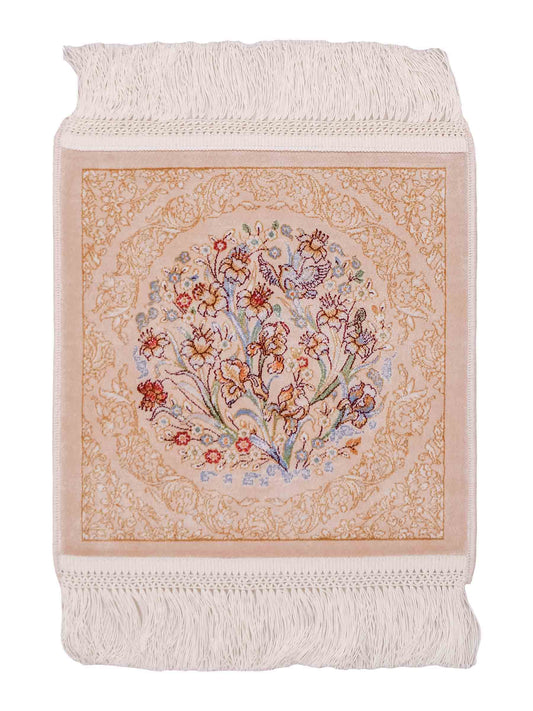 Ghom Maschinenteppich "Bahram" 35 x 35 cm aus pflanzlicher Seide (Viskose) mit floralem Bildmotiv, Beige. Teppichnummer: V14BG012M. Persian Luxury Collection by Khademi. Made in Iran / Persia – Vertrieb durch JUPITER Intl.