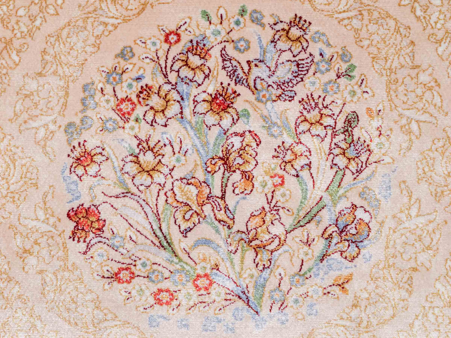 Ghom Maschinenteppich "Bahram" 35 x 35 cm aus pflanzlicher Seide (Viskose) mit floralem Bildmotiv, Beige. Teppichnummer: V14BG012M. Persian Luxury Collection by Khademi. Made in Iran / Persia – Vertrieb durch JUPITER Intl.
