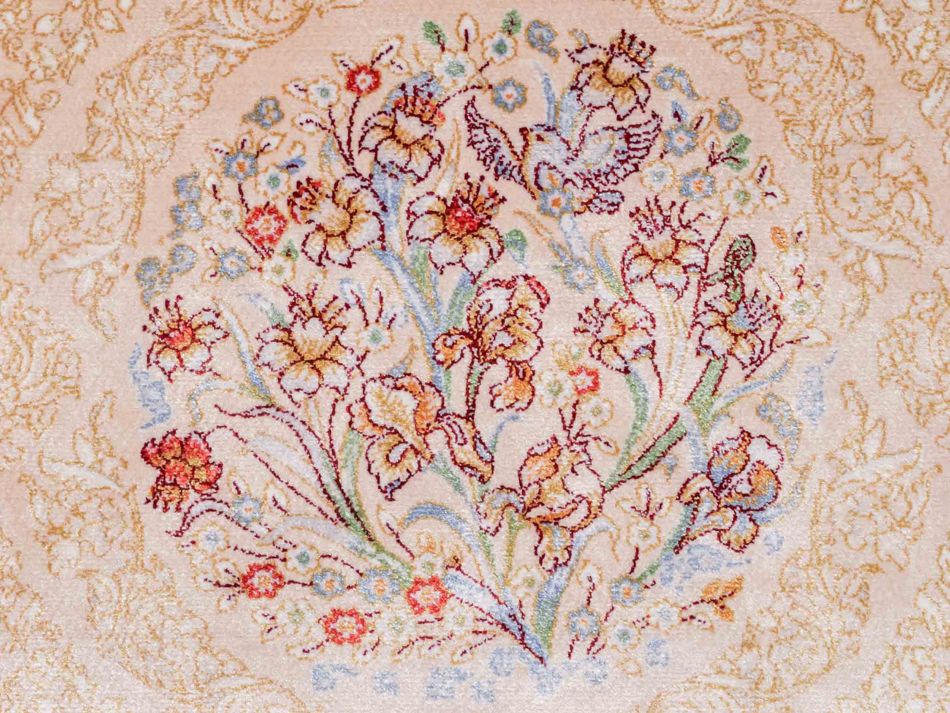 Ghom Maschinenteppich "Bahram" 35 x 35 cm aus pflanzlicher Seide (Viskose) mit floralem Bildmotiv, Beige. Teppichnummer: V14BG012M. Persian Luxury Collection by Khademi. Made in Iran / Persia – Vertrieb durch JUPITER Intl.
