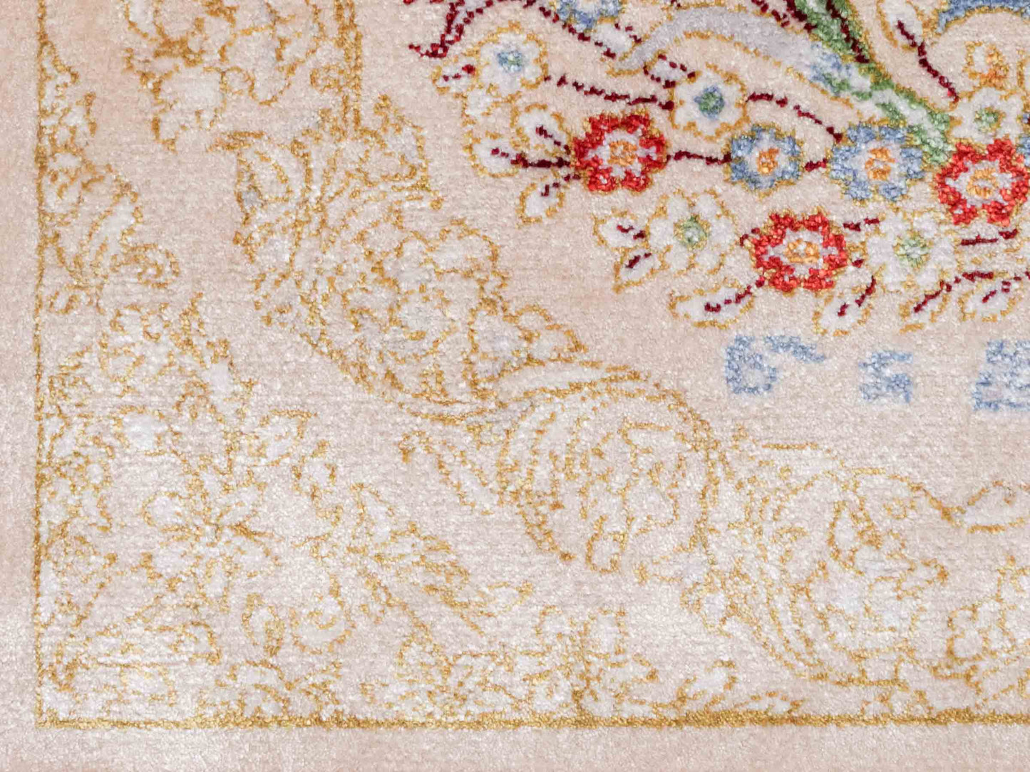 Ghom Maschinenteppich "Bahram" 35 x 35 cm aus pflanzlicher Seide (Viskose) mit floralem Bildmotiv, Beige. Teppichnummer: V14BG012M. Persian Luxury Collection by Khademi. Made in Iran / Persia – Vertrieb durch JUPITER Intl.