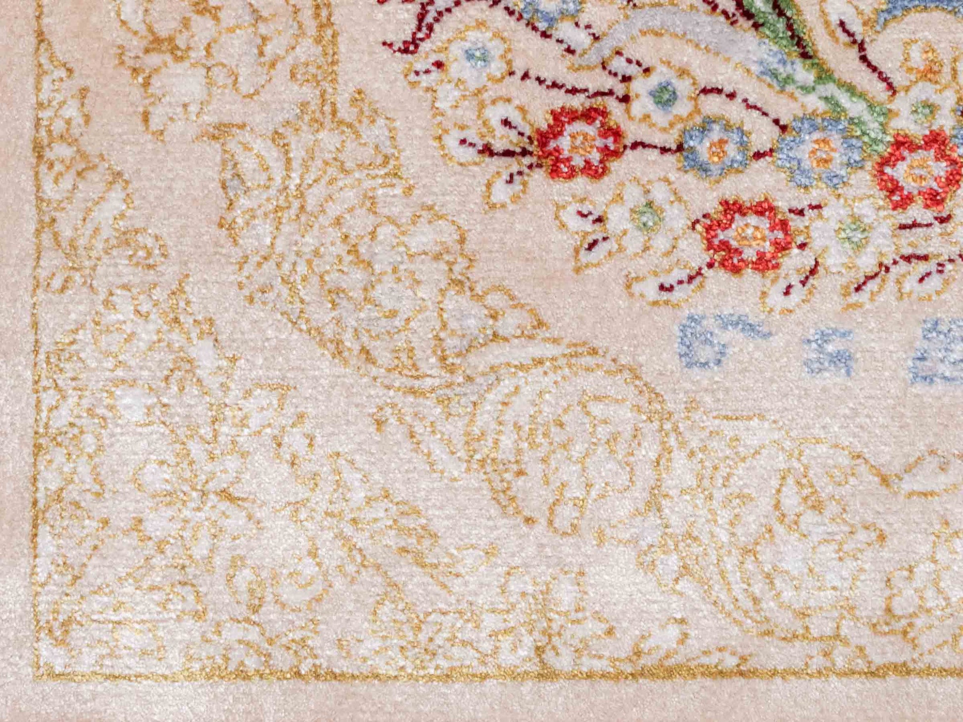 Ghom Maschinenteppich "Bahram" 35 x 35 cm aus pflanzlicher Seide (Viskose) mit floralem Bildmotiv, Beige. Teppichnummer: V14BG012M. Persian Luxury Collection by Khademi. Made in Iran / Persia – Vertrieb durch JUPITER Intl.